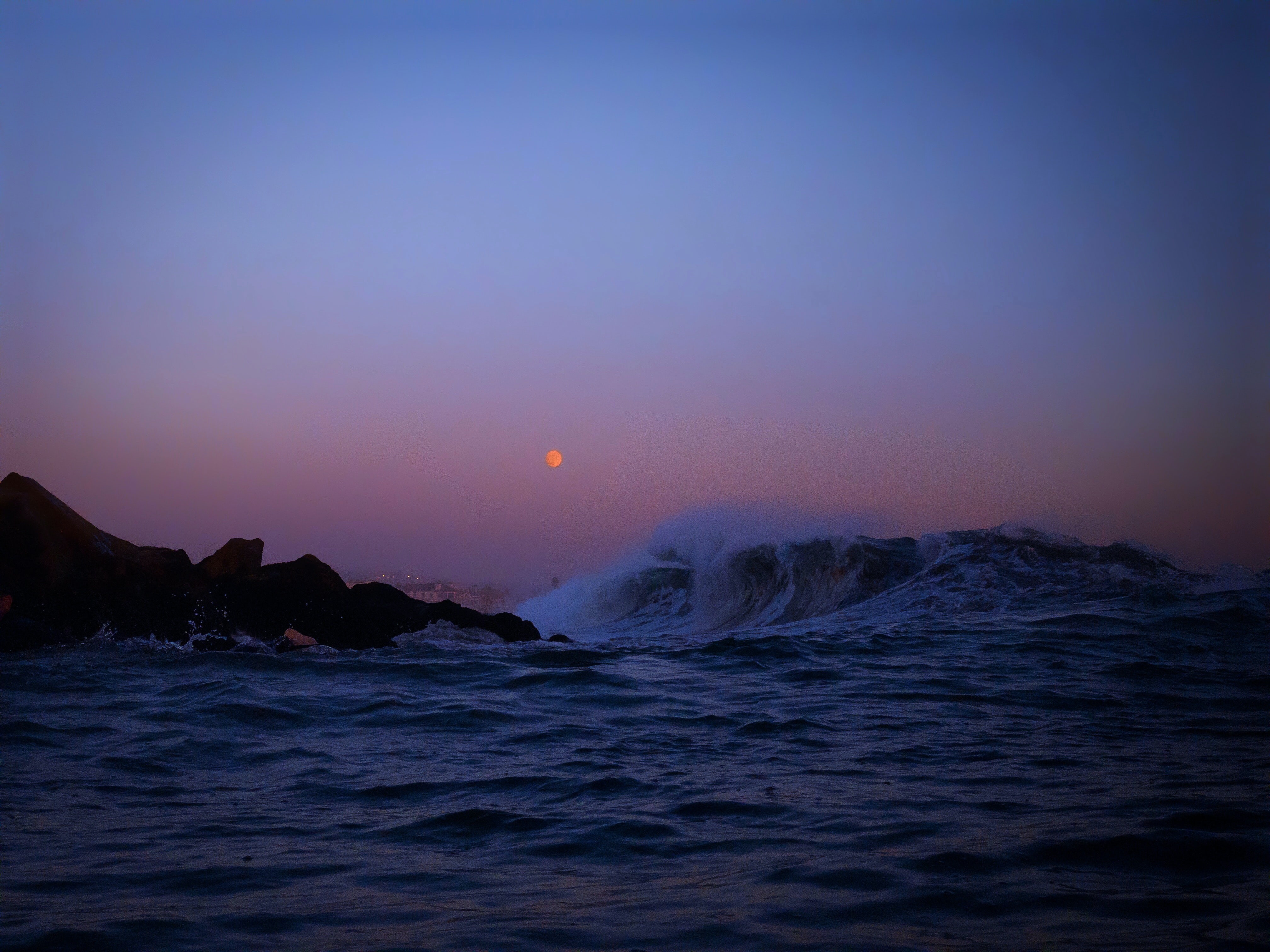 Скачать картинку Скалы, Волны, Море, Луна, Природа в телефон бесплатно.