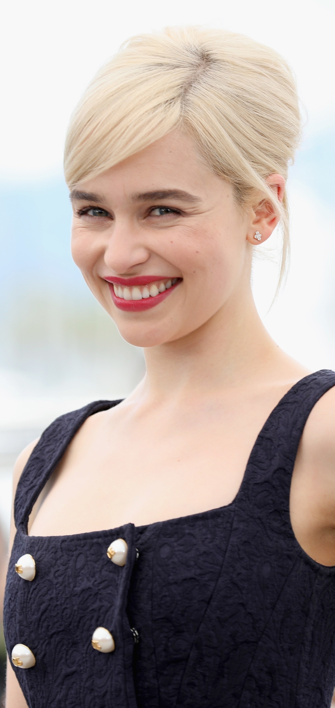 Download mobile wallpaper Smile, Blonde, English, Celebrity, Actress, Lipstick, Emilia Clarke for free.
