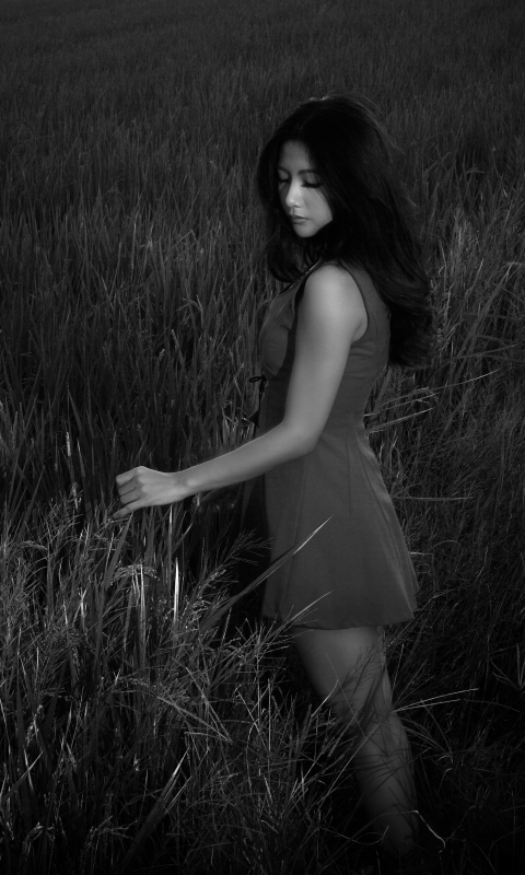 Download mobile wallpaper Night, Field, Monochrome, Dress, Women, Asian for free.