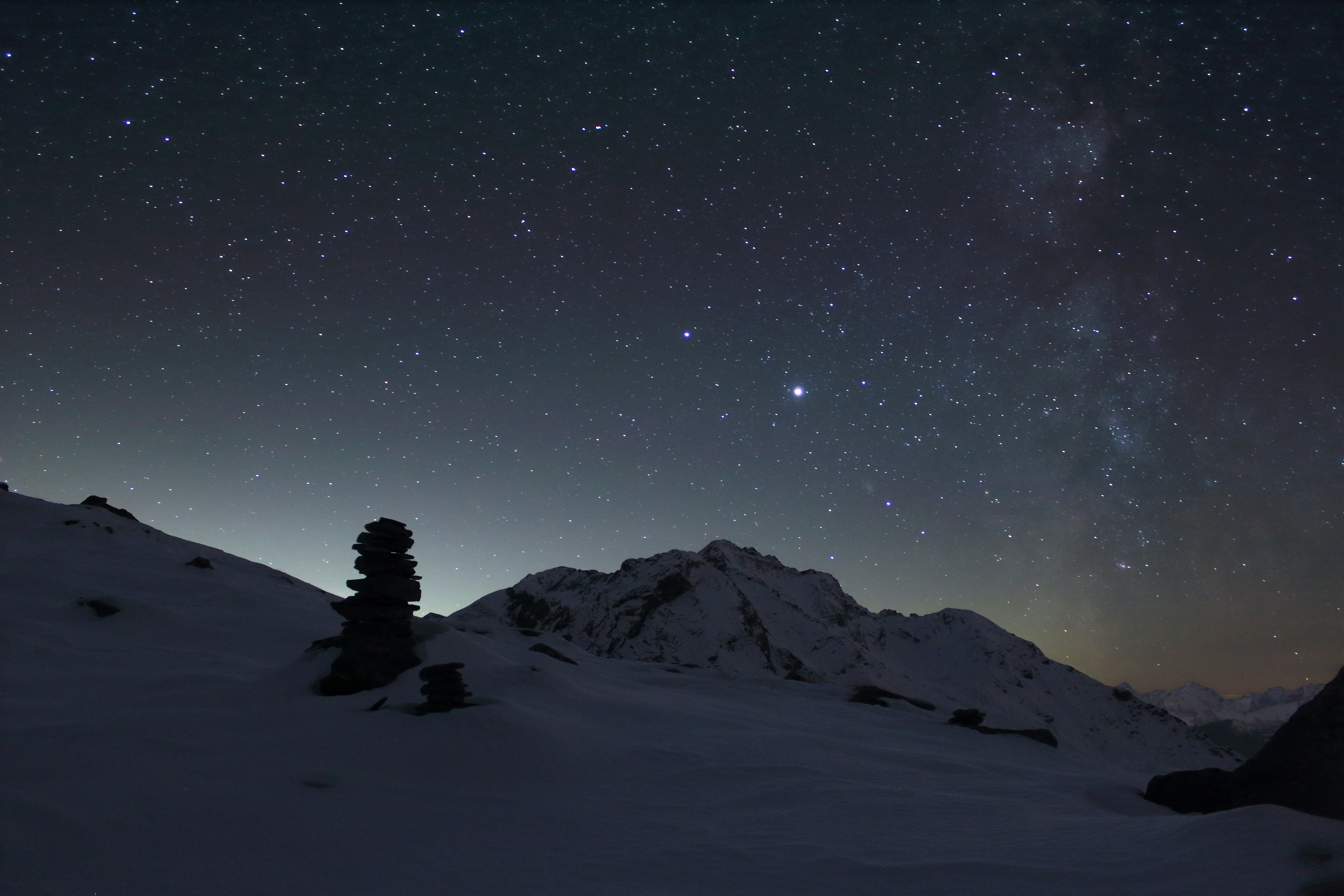 Скачать обои бесплатно Гора, Природа, Ночь, Снег, Звездное Небо, Темный картинка на рабочий стол ПК