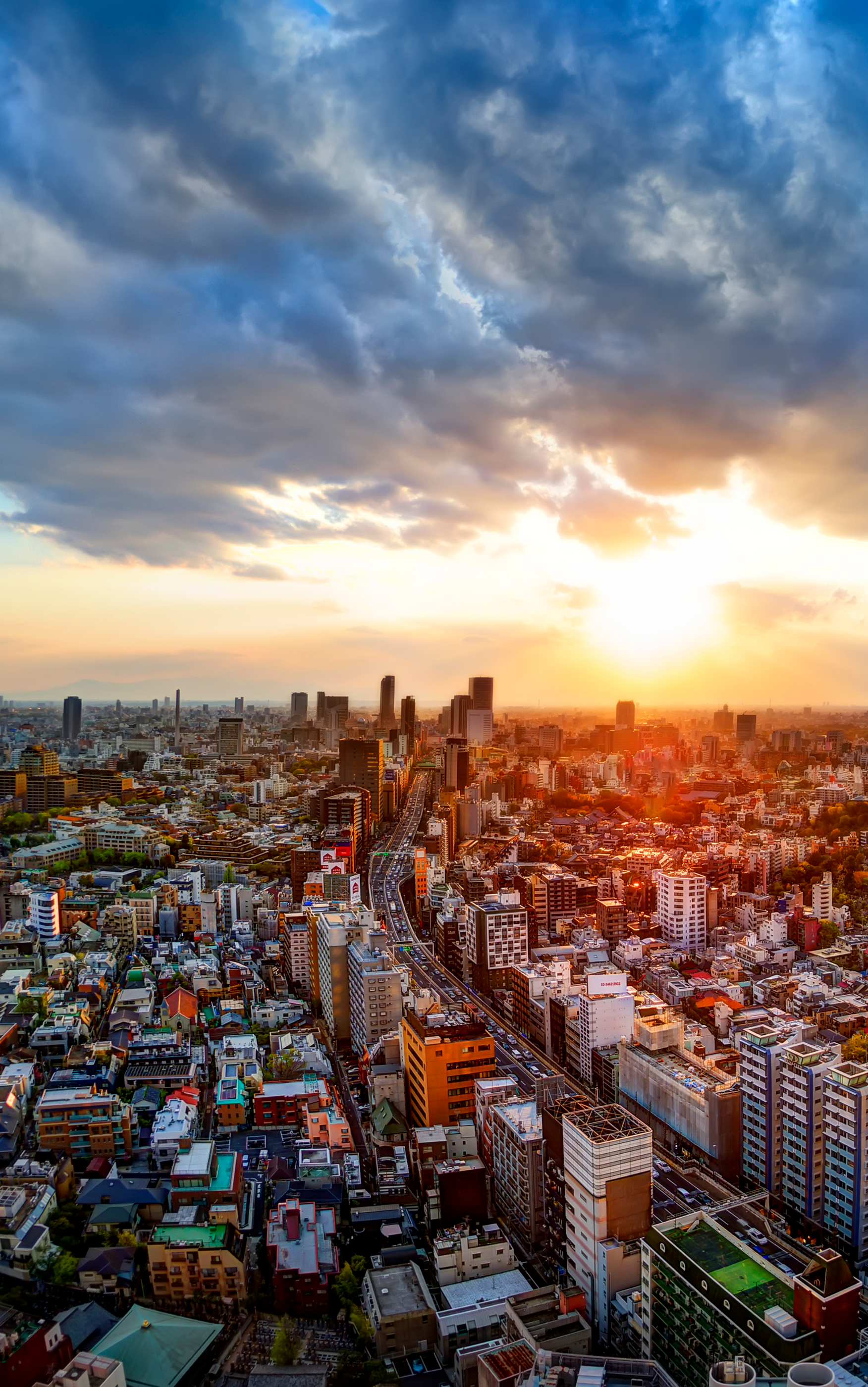 Handy-Wallpaper Städte, Wolkenkratzer, Panorama, Japan, Wolke, Tokio, Himmel, Sonnenuntergang, Menschengemacht kostenlos herunterladen.