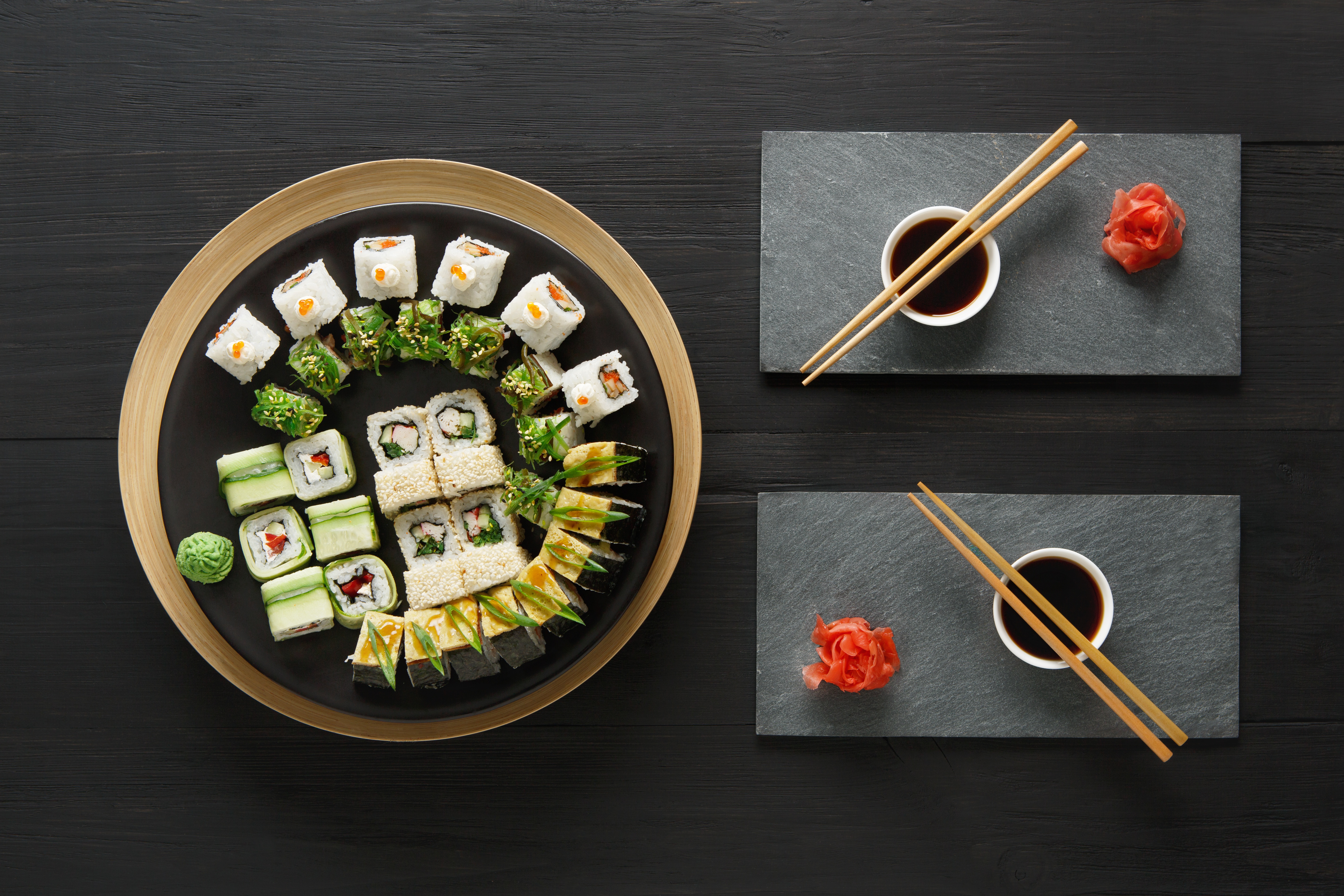 Handy-Wallpaper Sushi, Nahrungsmittel, Stillleben, Essstäbchen kostenlos herunterladen.