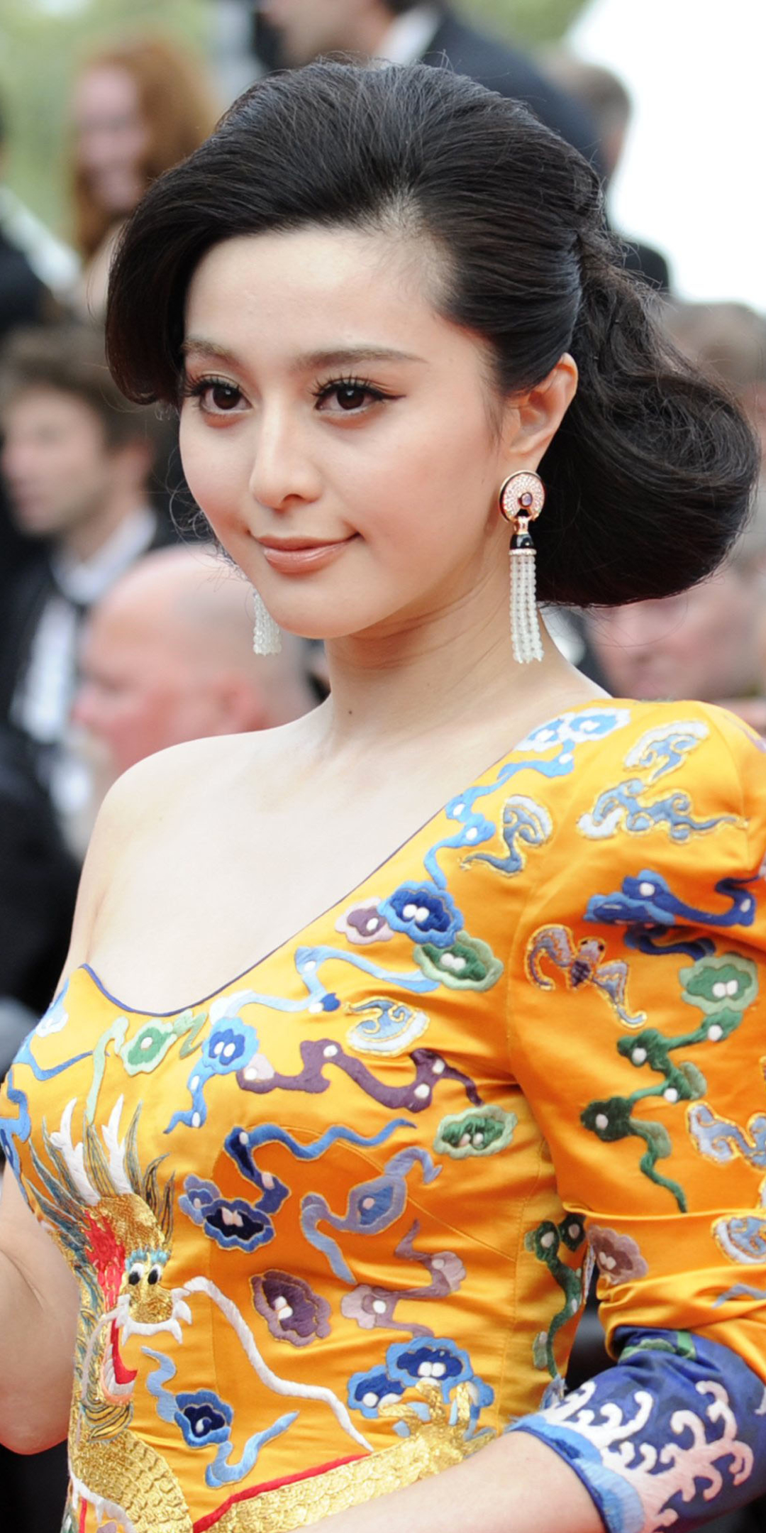 Download mobile wallpaper Chinese, Dress, Celebrity, Actress, Fan Bingbing for free.