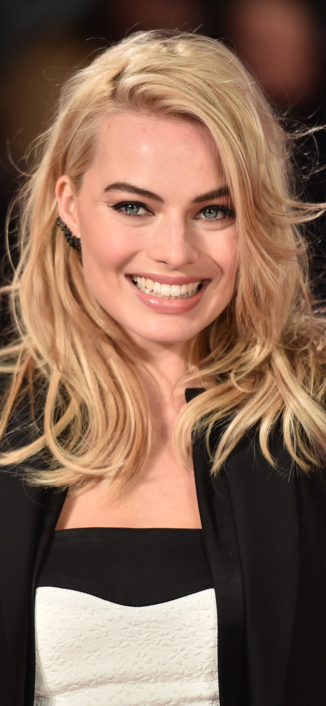 Download mobile wallpaper Smile, Blonde, Celebrity, Actress, Australian, Margot Robbie for free.