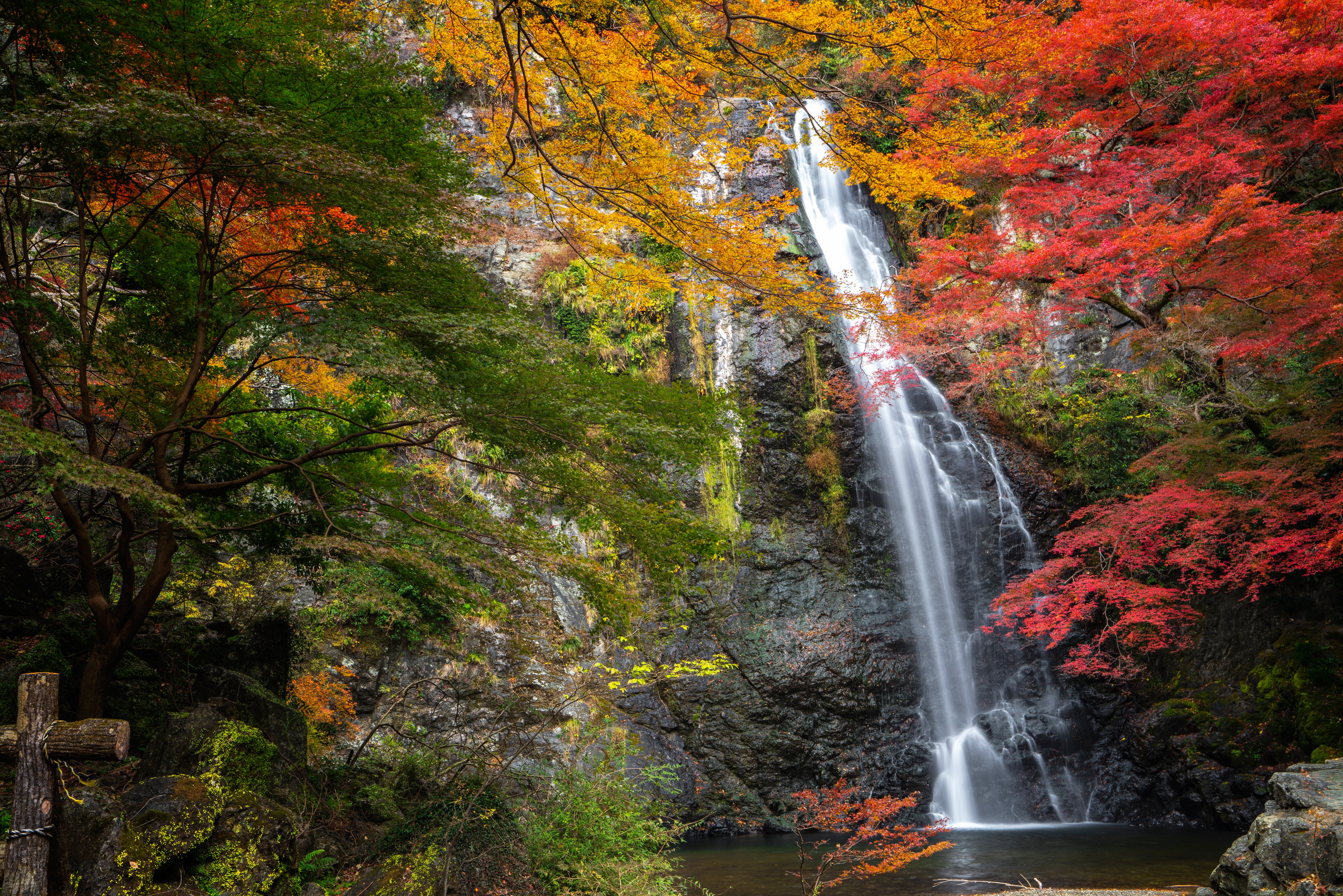 Handy-Wallpaper Herbst, Wasserfälle, Wasserfall, Japan, Erde/natur kostenlos herunterladen.