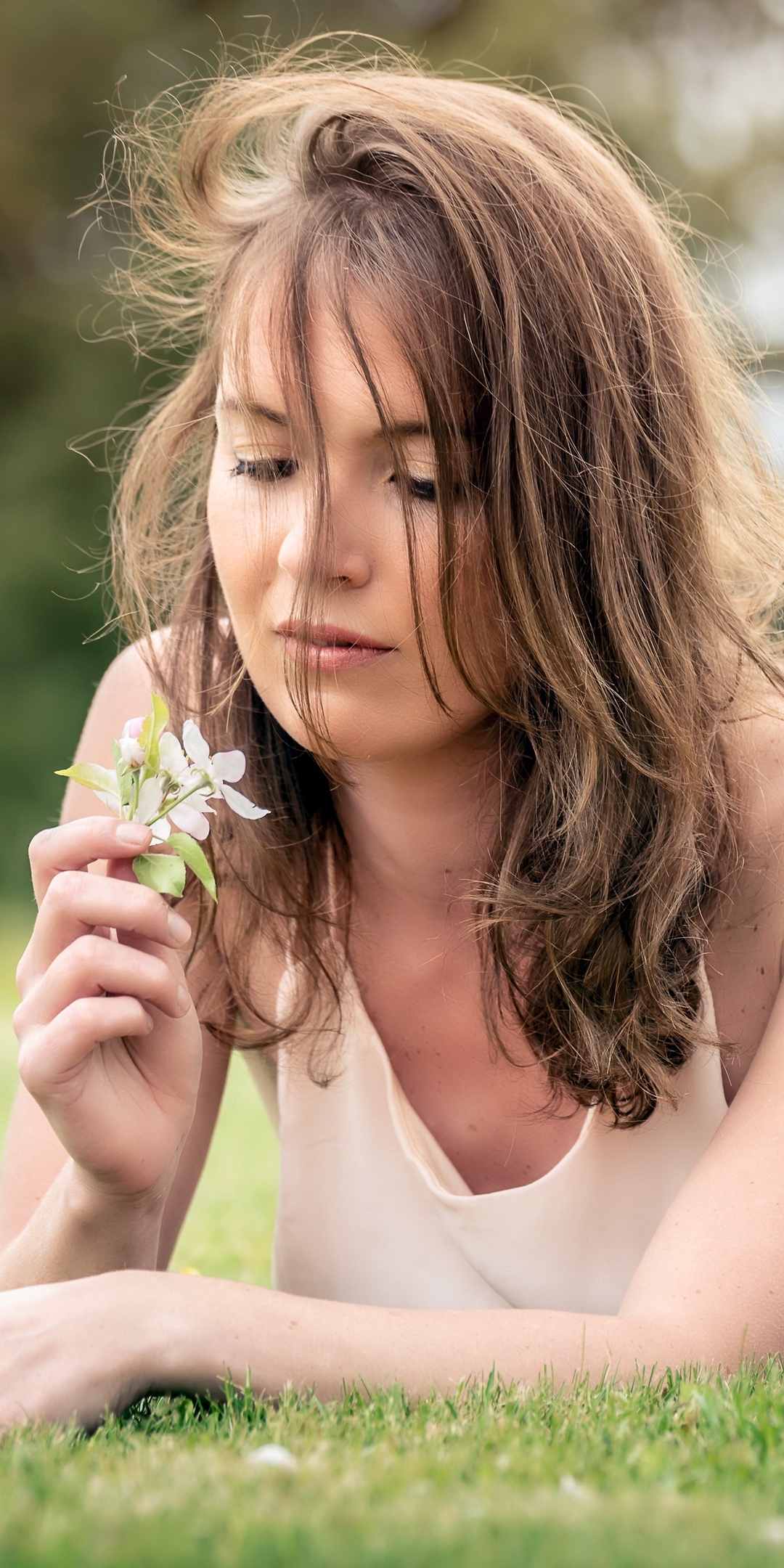 Téléchargez des papiers peints mobile Modèle, Humeur, Brunette, Brune, Femmes, Top Model, Robe Blanche gratuitement.