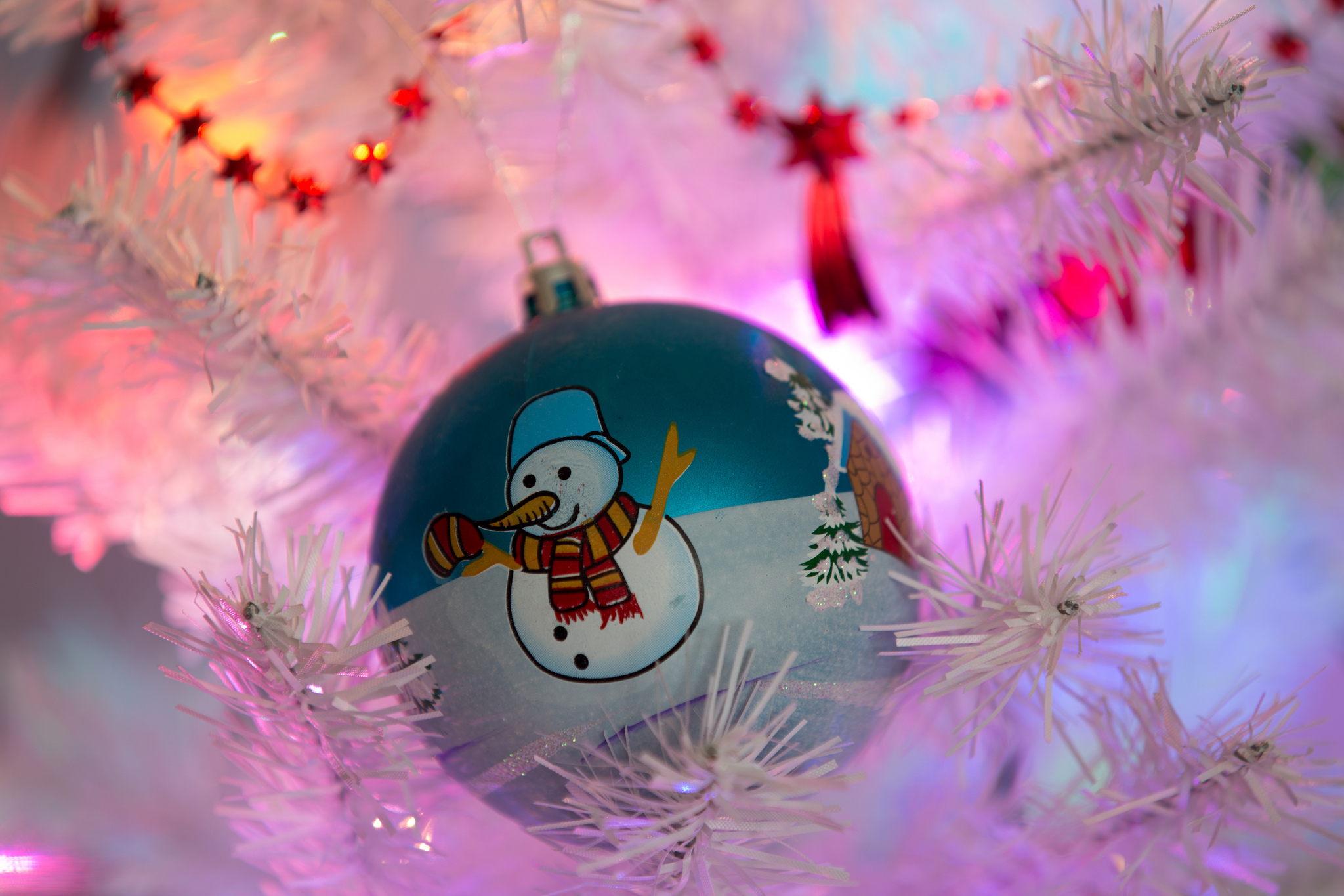 113008 baixar papel de parede férias, boneco de neve, brilhar, luz, galhos, ramos, brinquedo árvore de natal, brinquedo de árvore de natal - protetores de tela e imagens gratuitamente