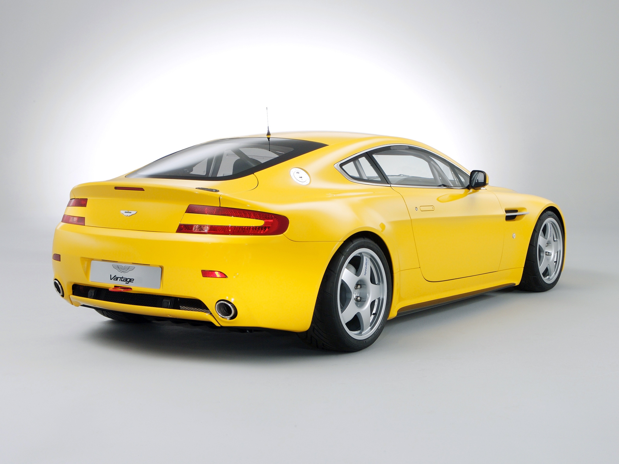 127362 télécharger l'image voitures, aston martin, jaune, vue arrière, style, 2007, v8, avantage - fonds d'écran et économiseurs d'écran gratuits