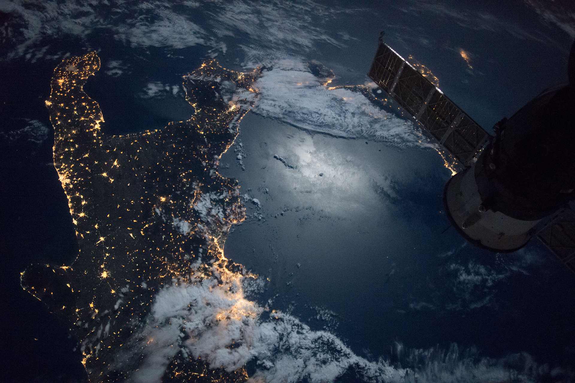 806286 descargar imagen tierra/naturaleza, desde el espacio, fotografía aérea, italia, noche, satélite: fondos de pantalla y protectores de pantalla gratis