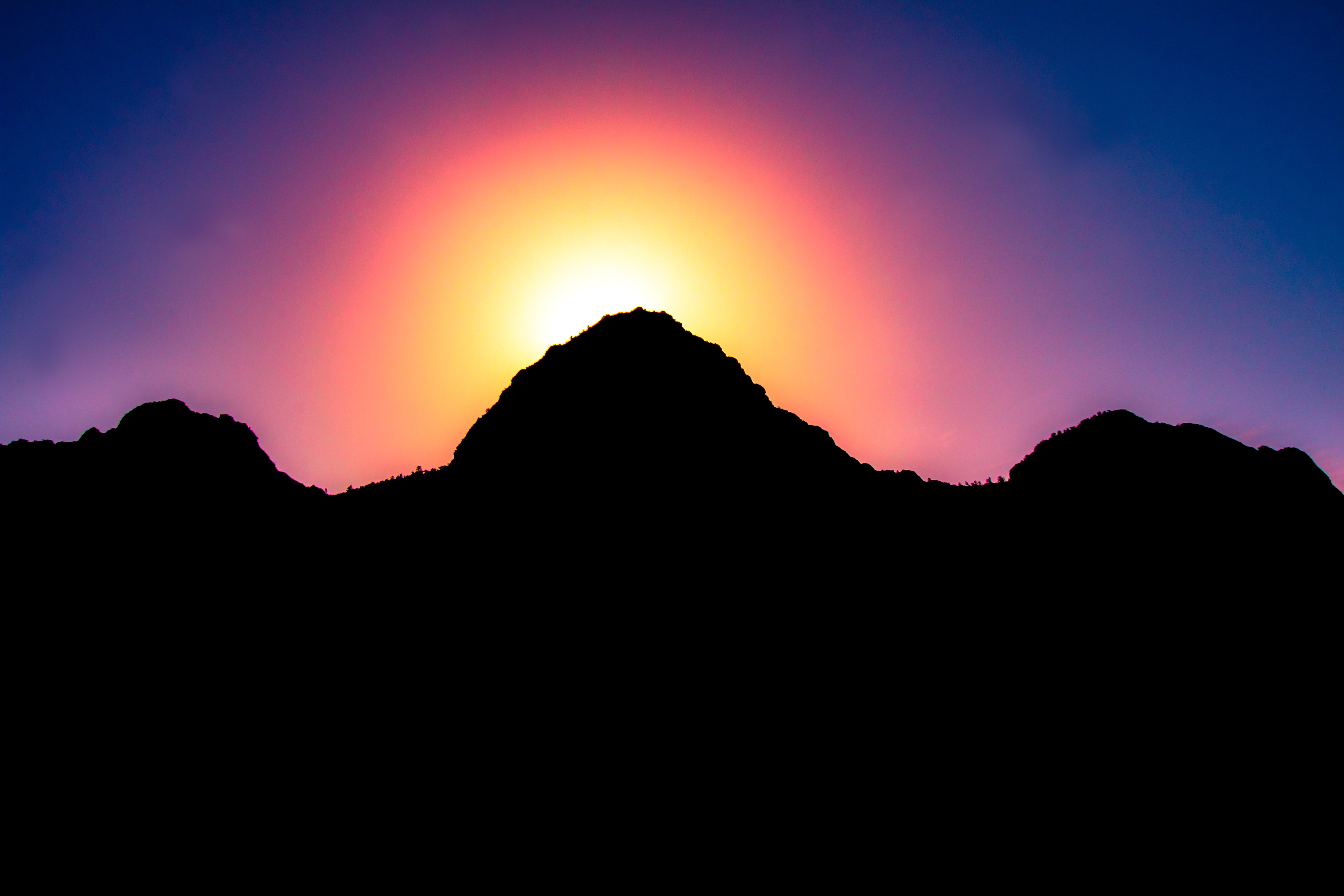 Handy-Wallpaper Sunset, Mountains, Scheinen, Licht, Sky, Dunkel kostenlos herunterladen.