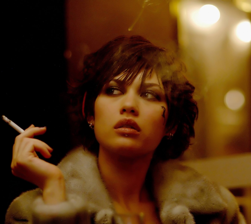 Descarga gratuita de fondo de pantalla para móvil de Hitman, Películas, Olga Kurylenko.