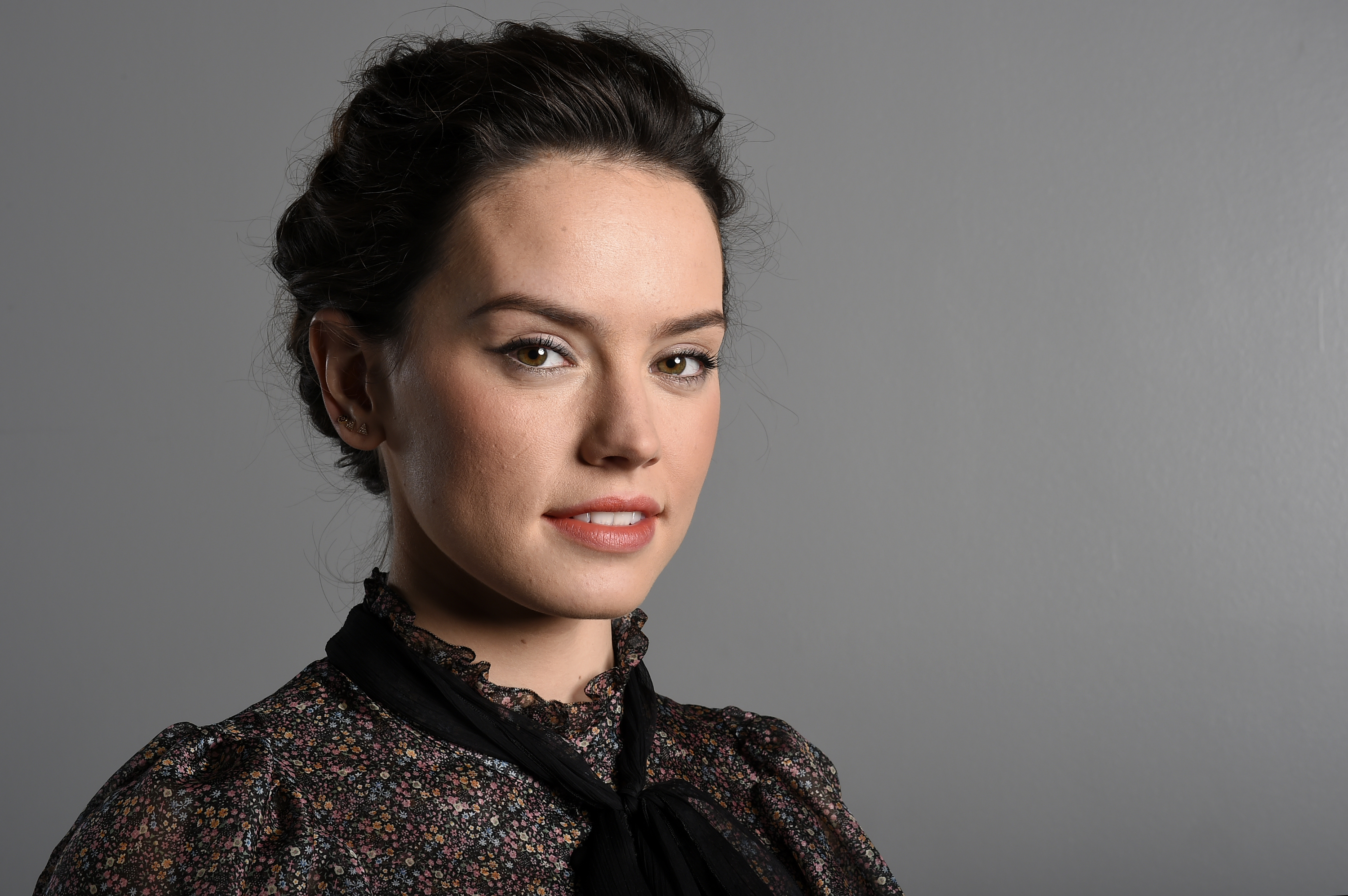 Free download wallpaper Smile, English, Face, Celebrity, Actress, Hazel Eyes, Daisy Ridley on your PC desktop