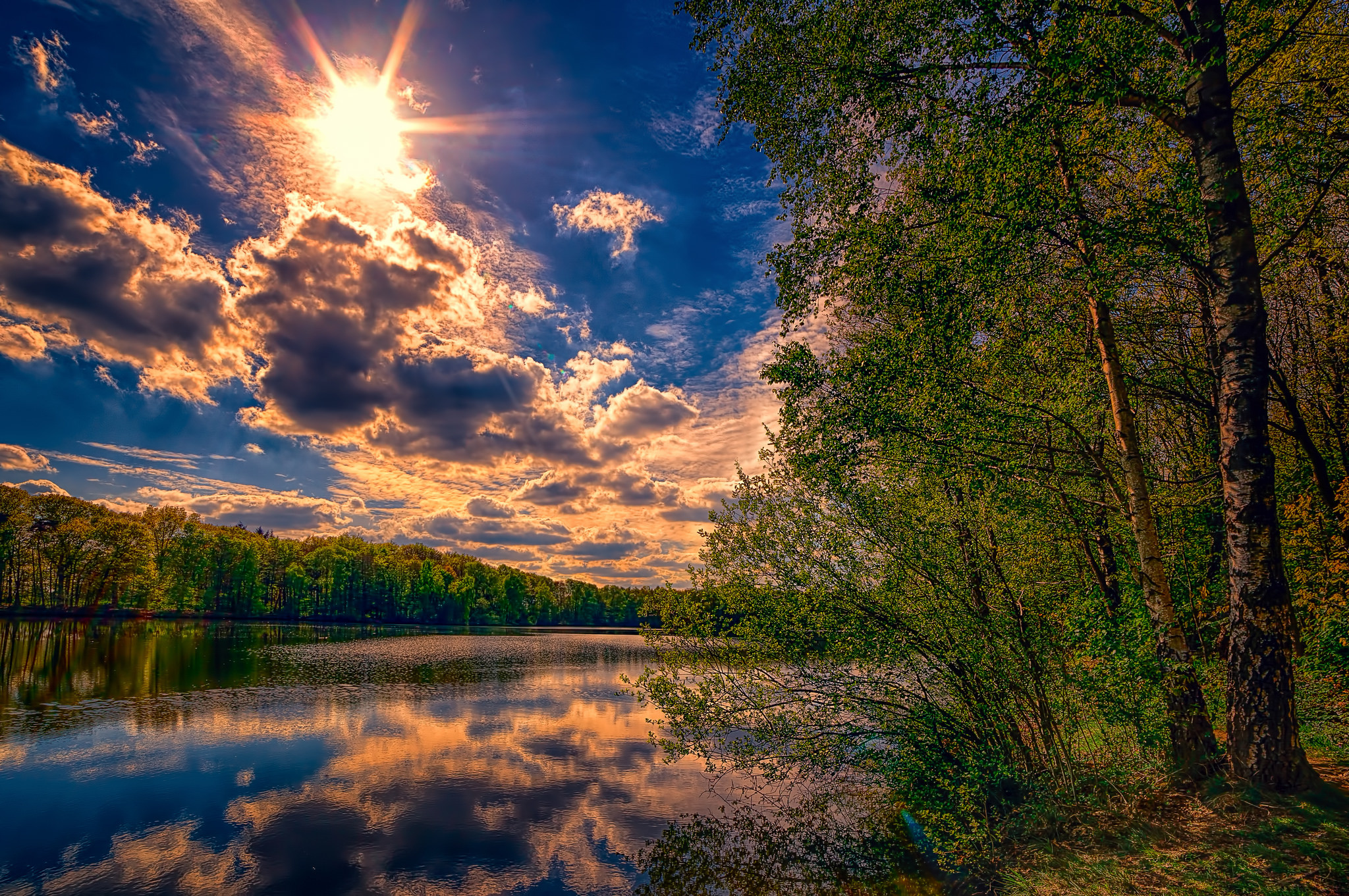 Descarga gratis la imagen Naturaleza, Cielo, Sol, Rio, Árbol, Nube, Tierra/naturaleza, Reflejo en el escritorio de tu PC