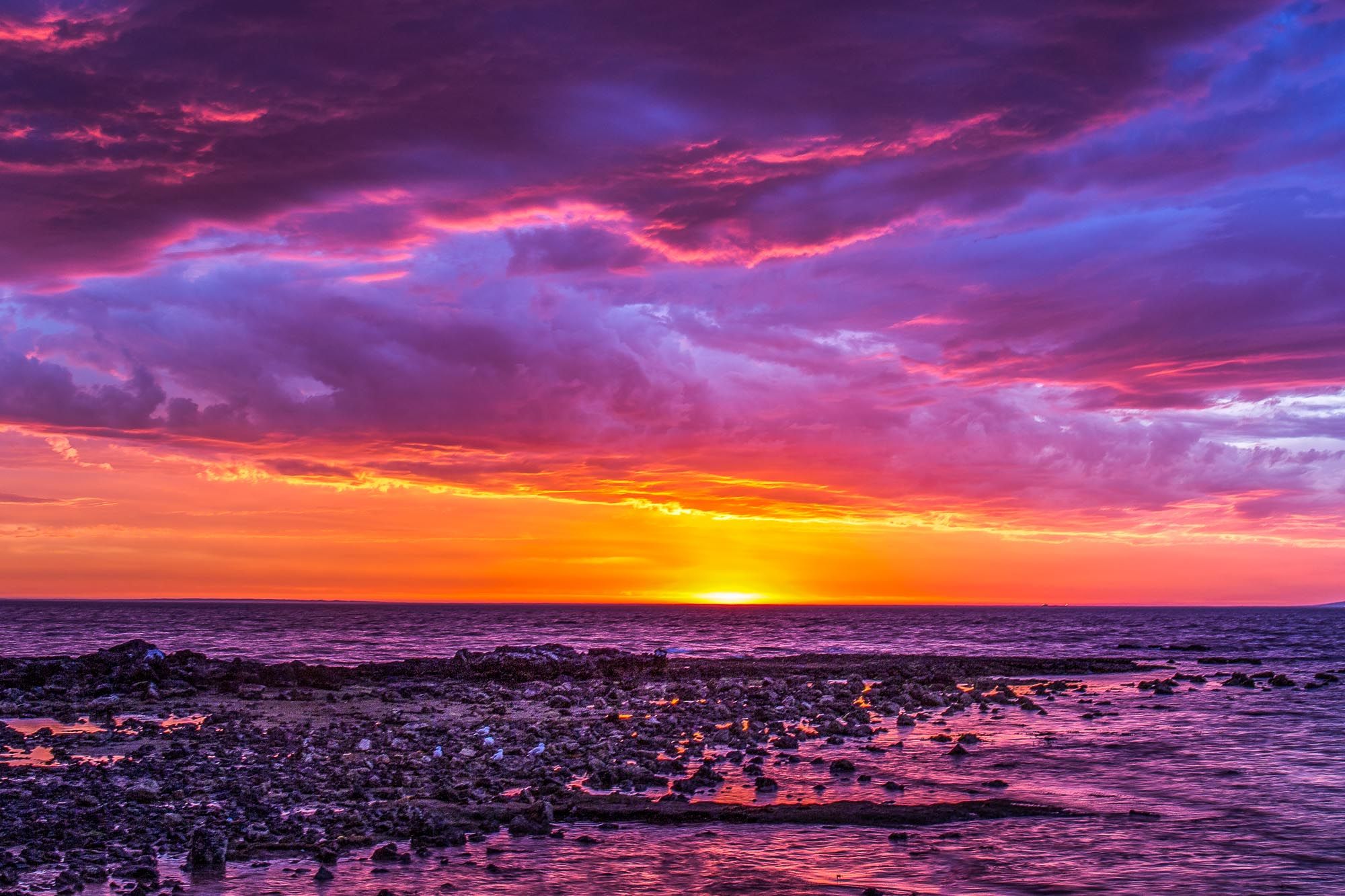 Скачать картинку Вода, Море, Облака, Hdr, Земля/природа, Закат Солнца, Морской Пейзаж в телефон бесплатно.