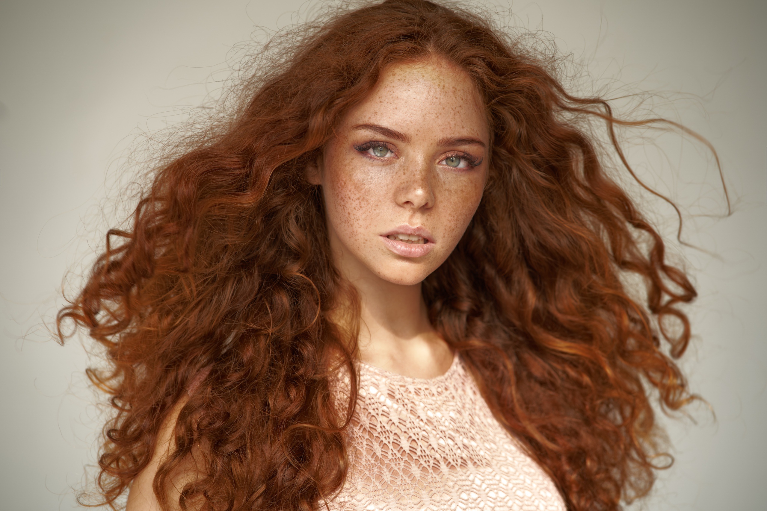 PCデスクトップに赤毛, 顔, 青い目, モデル, 女性, 長い髪, そばかす画像を無料でダウンロード