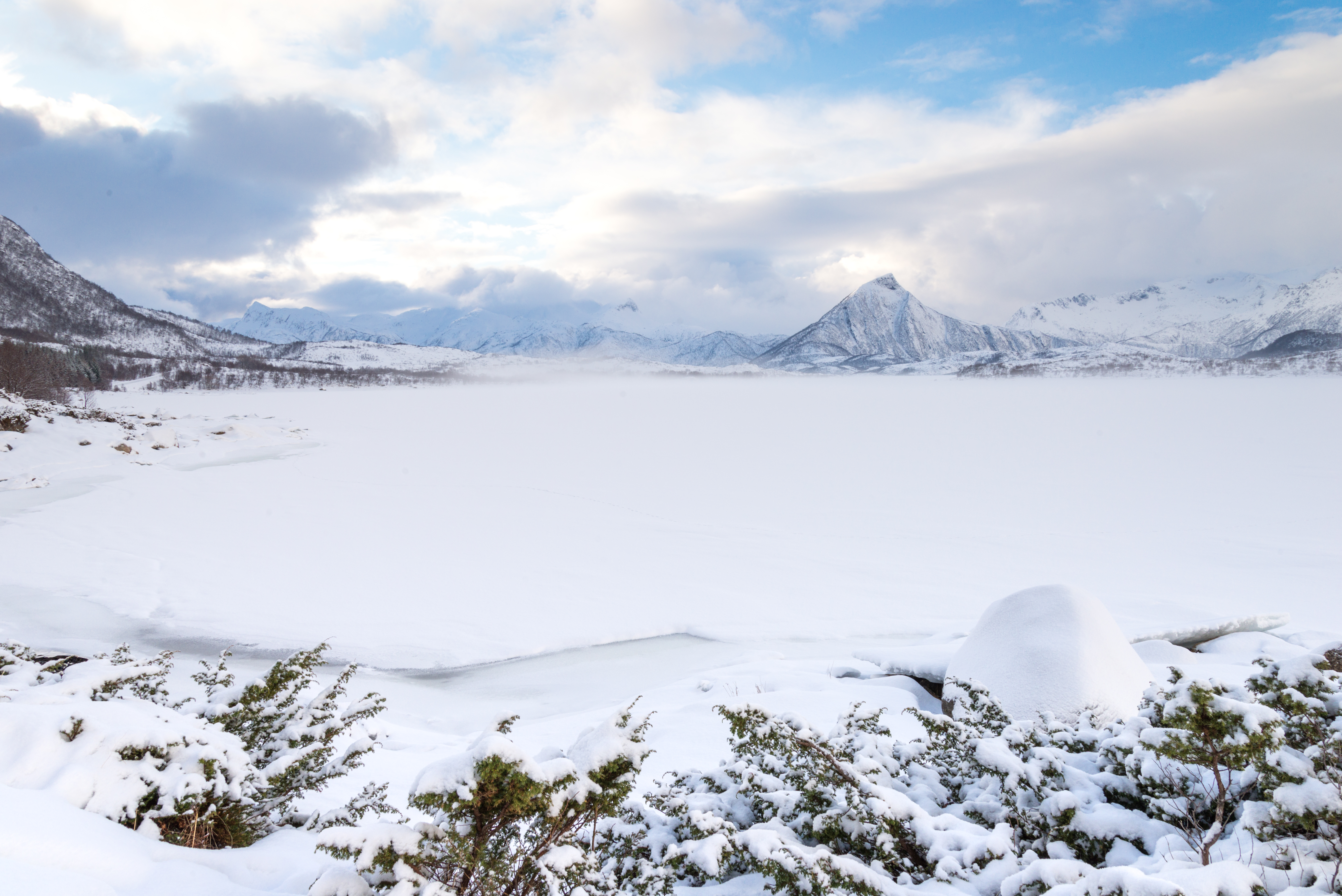 Скачать обои бесплатно Природа, Снег, Горы, Зима, Пейзаж, Норвегия картинка на рабочий стол ПК