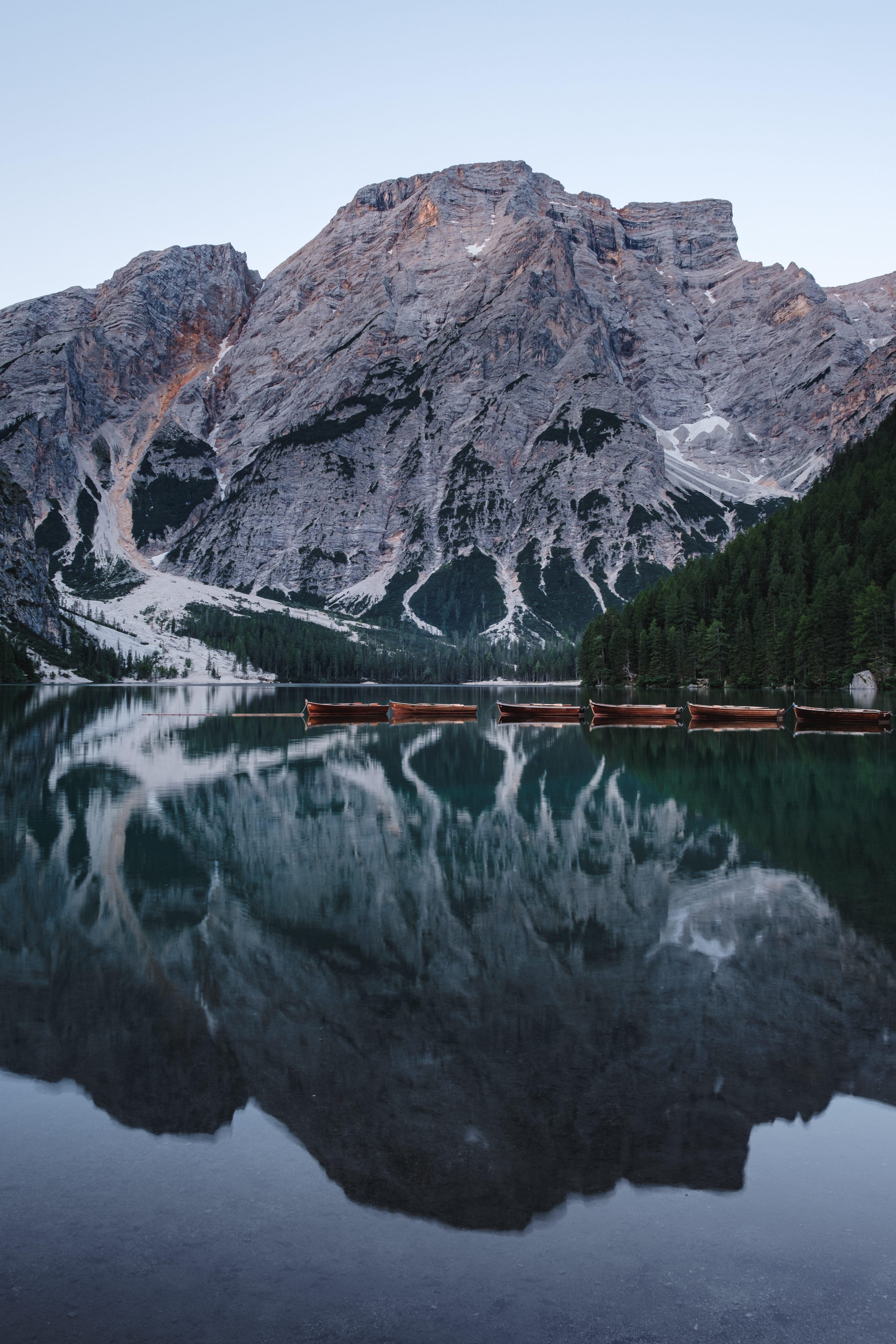 Laden Sie das Natur, Mountains, See, Reflexion, Wasser, Boote-Bild kostenlos auf Ihren PC-Desktop herunter