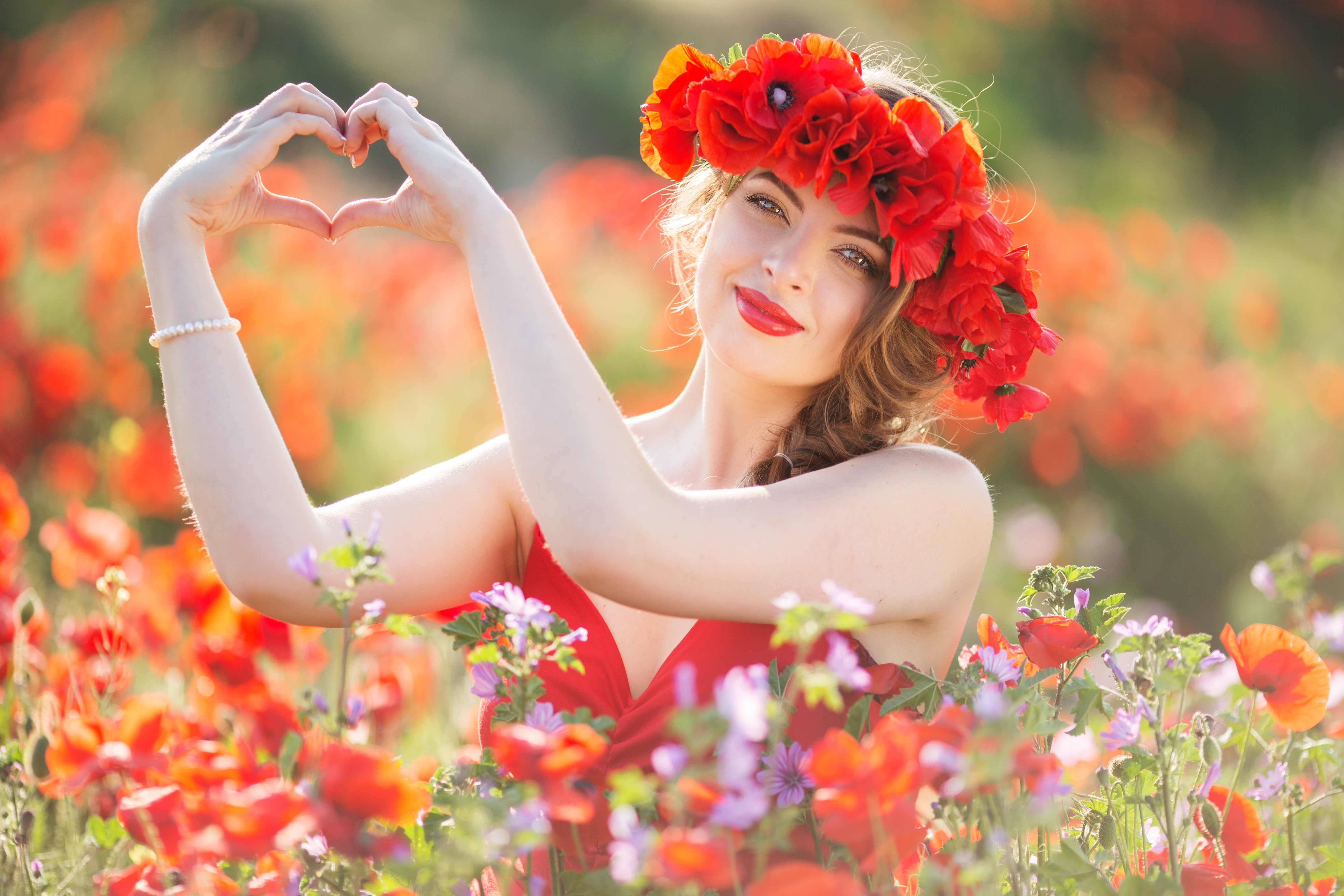 Téléchargez des papiers peints mobile Été, Fleur, Couronne, Le Sourire, Coquelicot, Brune, Femmes, Fleur Rouge, Top Model, Rouge À Lèvres, Profondeur De Champ gratuitement.