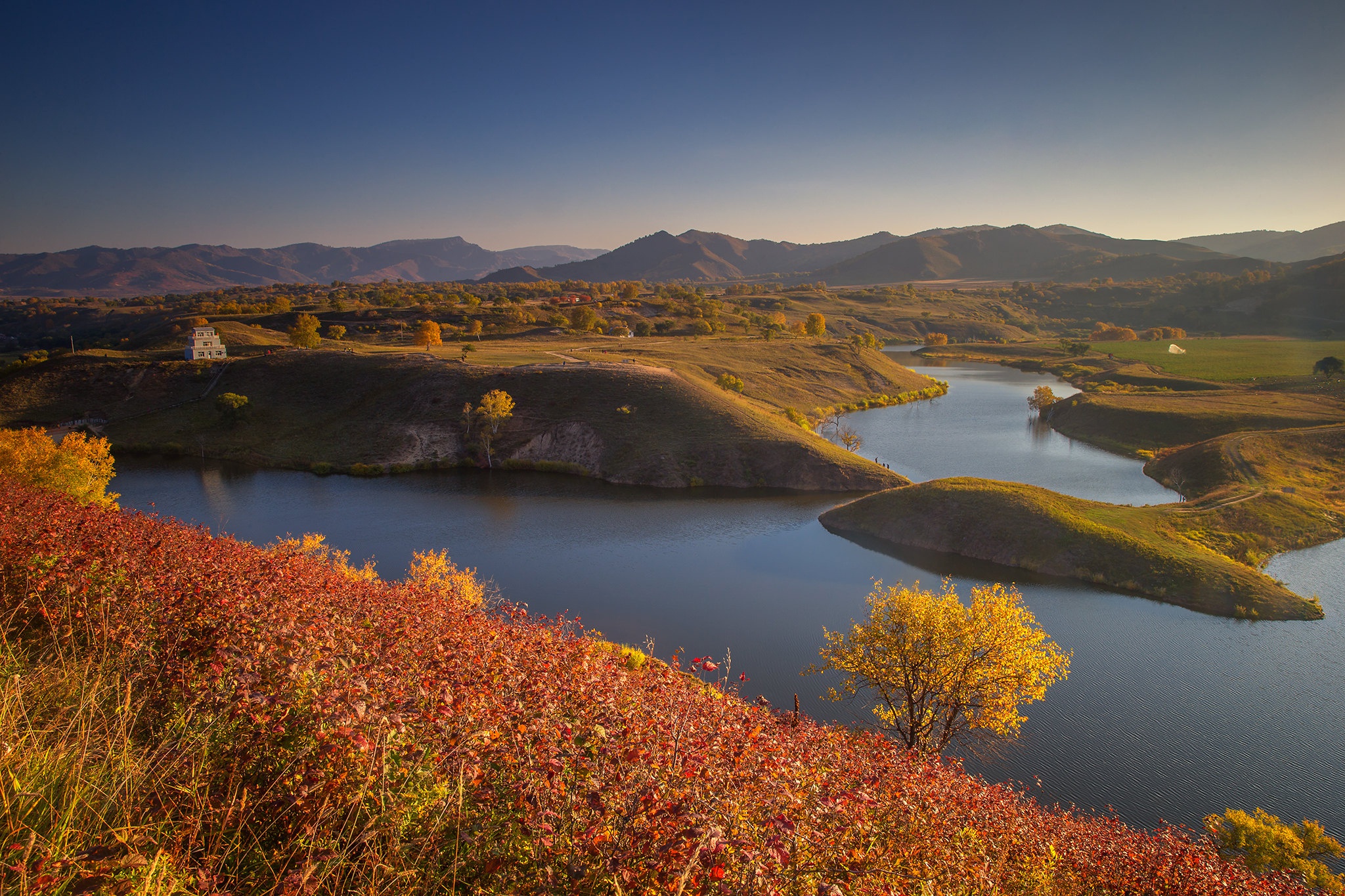 Скачать картинку Река, Осень, Холм, Земля/природа в телефон бесплатно.