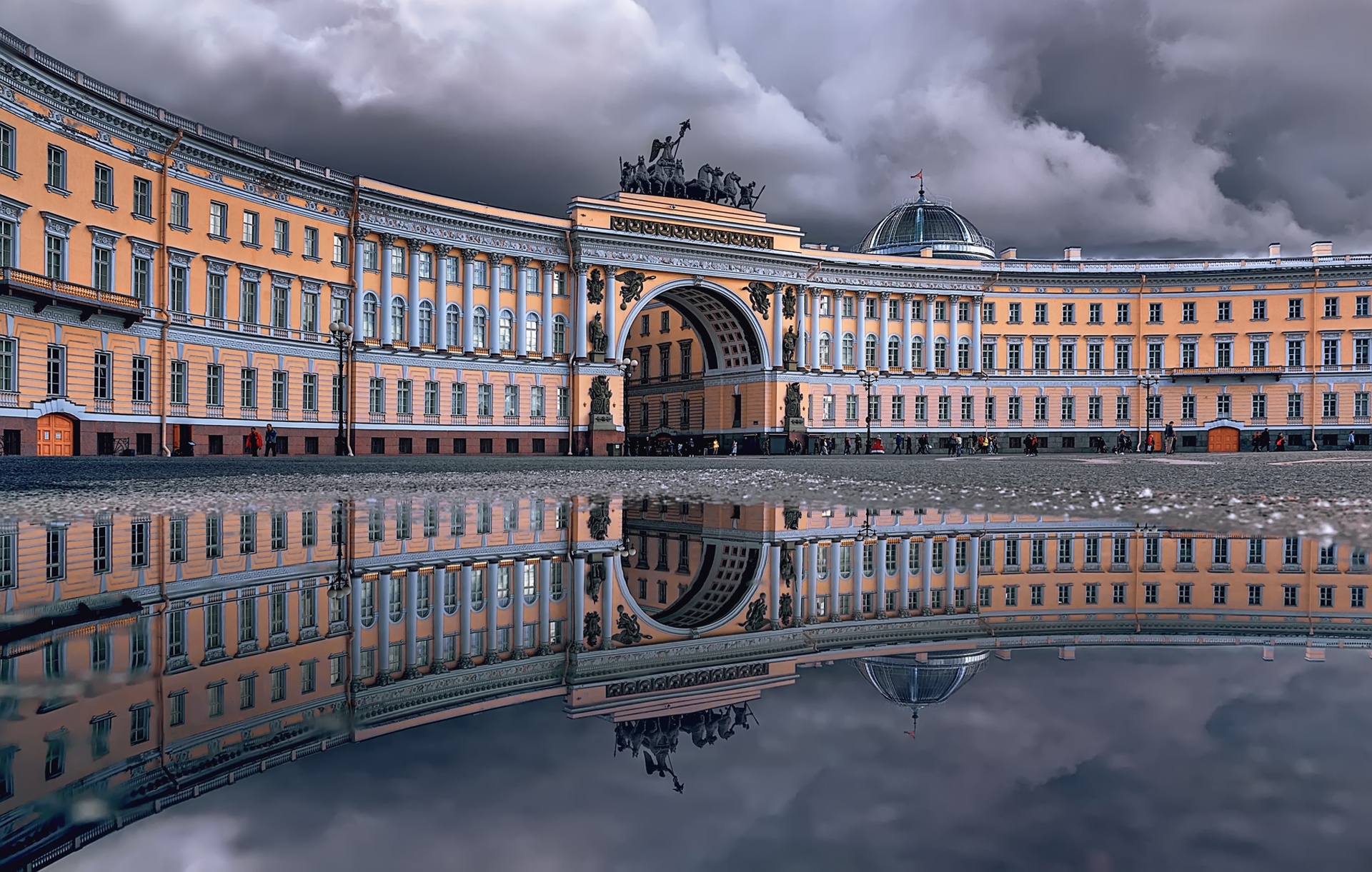 Handy-Wallpaper Städte, Architektur, Gebäude, Russland, Sankt Petersburg, Menschengemacht, Spiegelung, Felsentor, Schlossplatz kostenlos herunterladen.