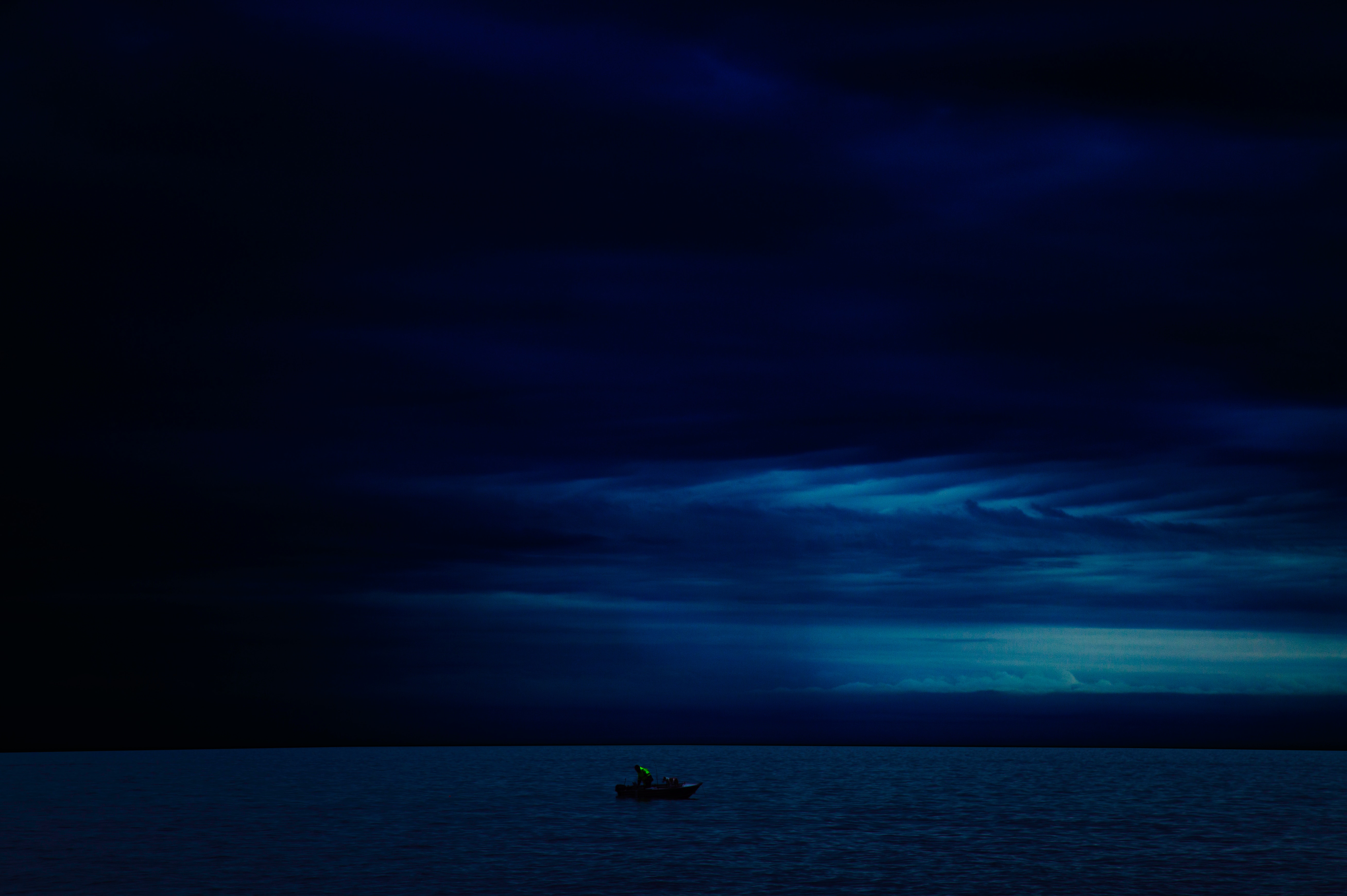 Handy-Wallpaper Horizont, Übernachtung, Ein Boot, Boot, Dunkel kostenlos herunterladen.