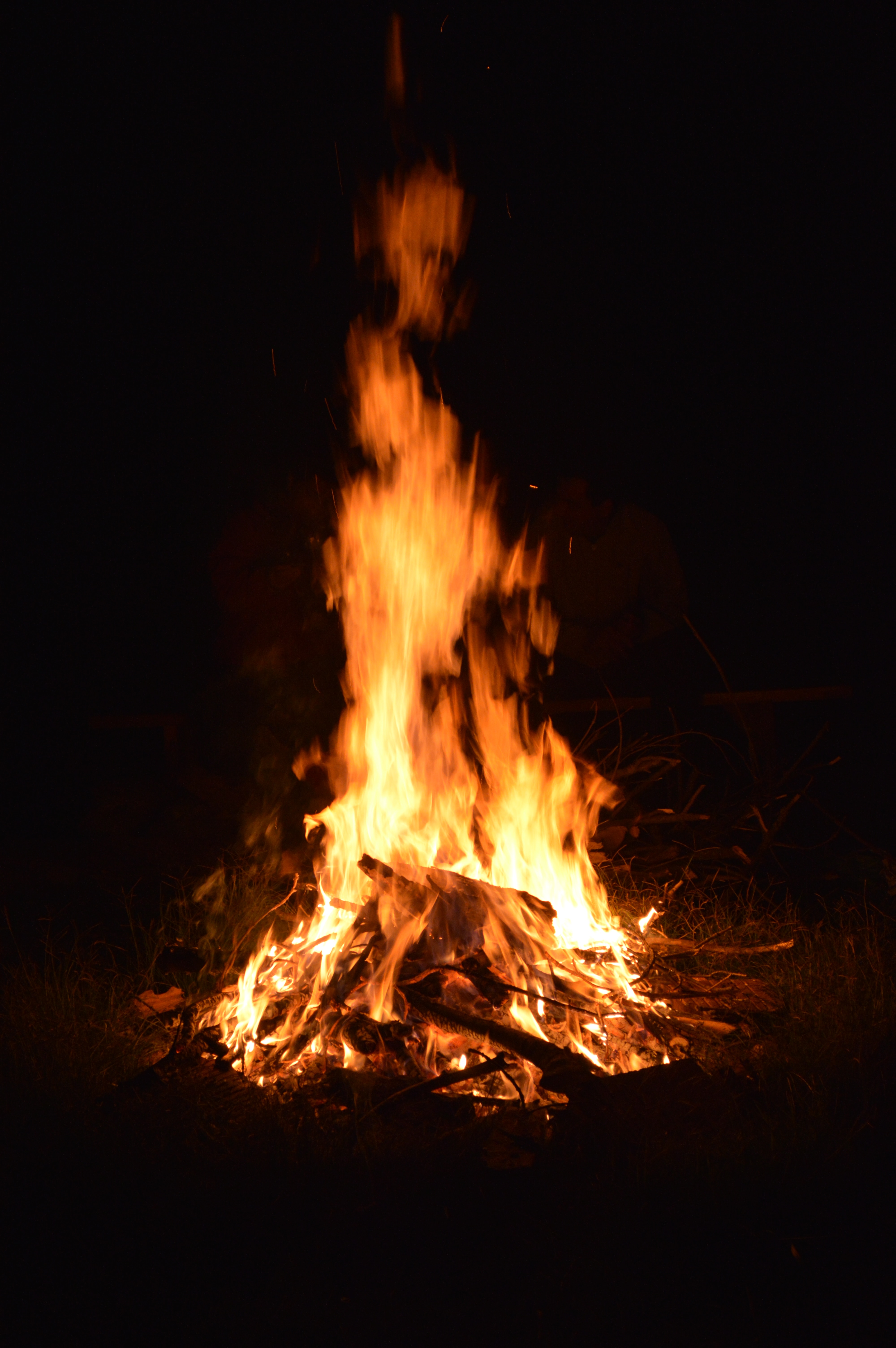 125895 Hintergrundbild herunterladen feuer, bonfire, übernachtung, dunkel, flamme, brennen - Bildschirmschoner und Bilder kostenlos
