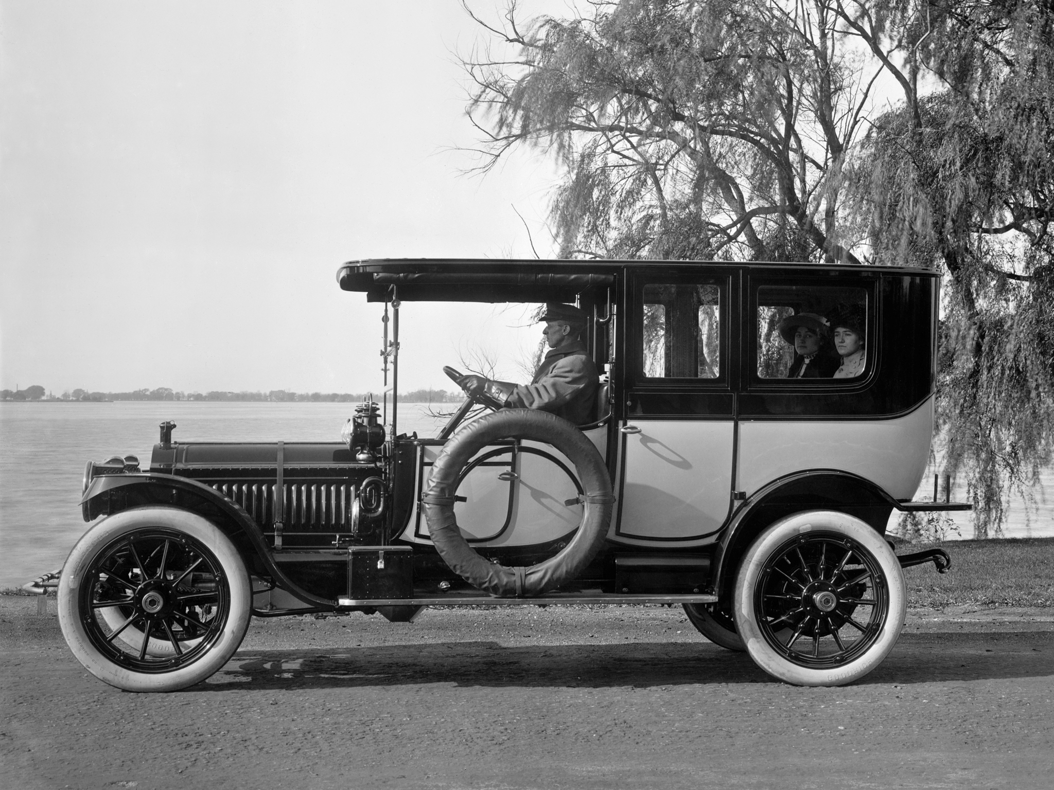 Laden Sie das Schwarz Weiß, Oldtimer, Fahrzeuge, Packard, 1912 Packard Modell 30 Limousine, Packard Modell 30 Limousine-Bild kostenlos auf Ihren PC-Desktop herunter
