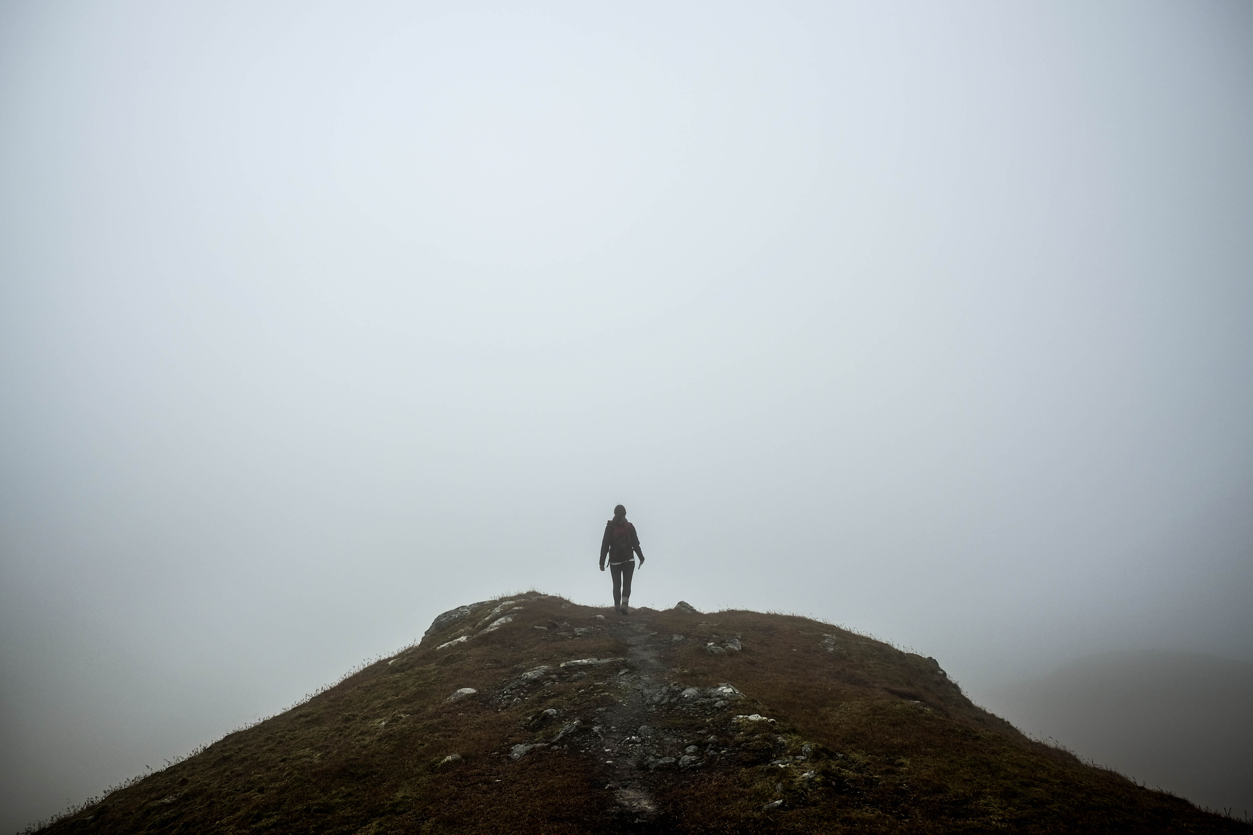 Скачать обои бесплатно Туман, Вершина, Гора, Природа, Свобода, Одиночество картинка на рабочий стол ПК