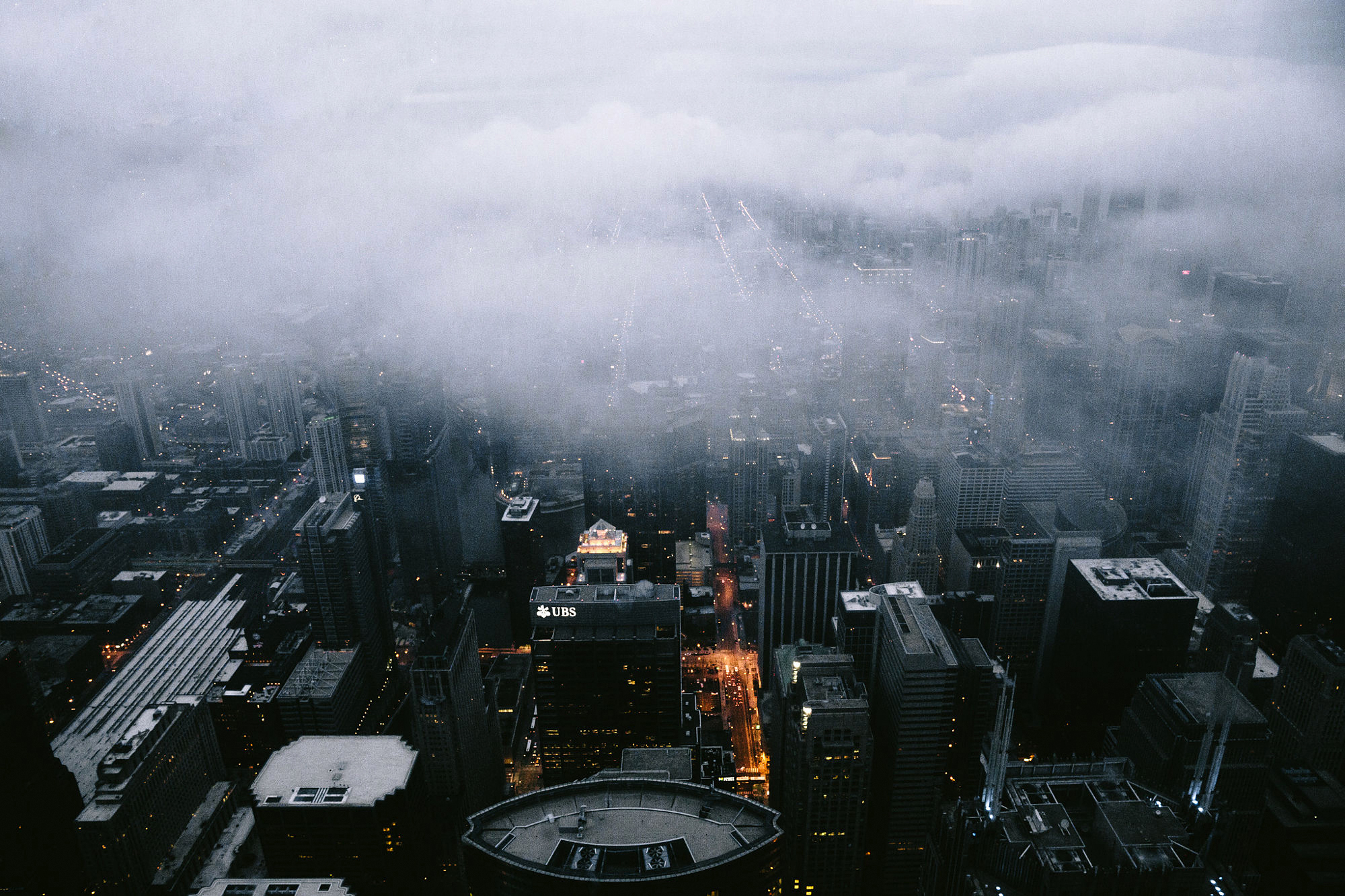 Baixar papel de parede para celular de Cidades, Eua, Cidade, Arranha Céu, Construção, Chicago, Feito Pelo Homem, Neblina gratuito.