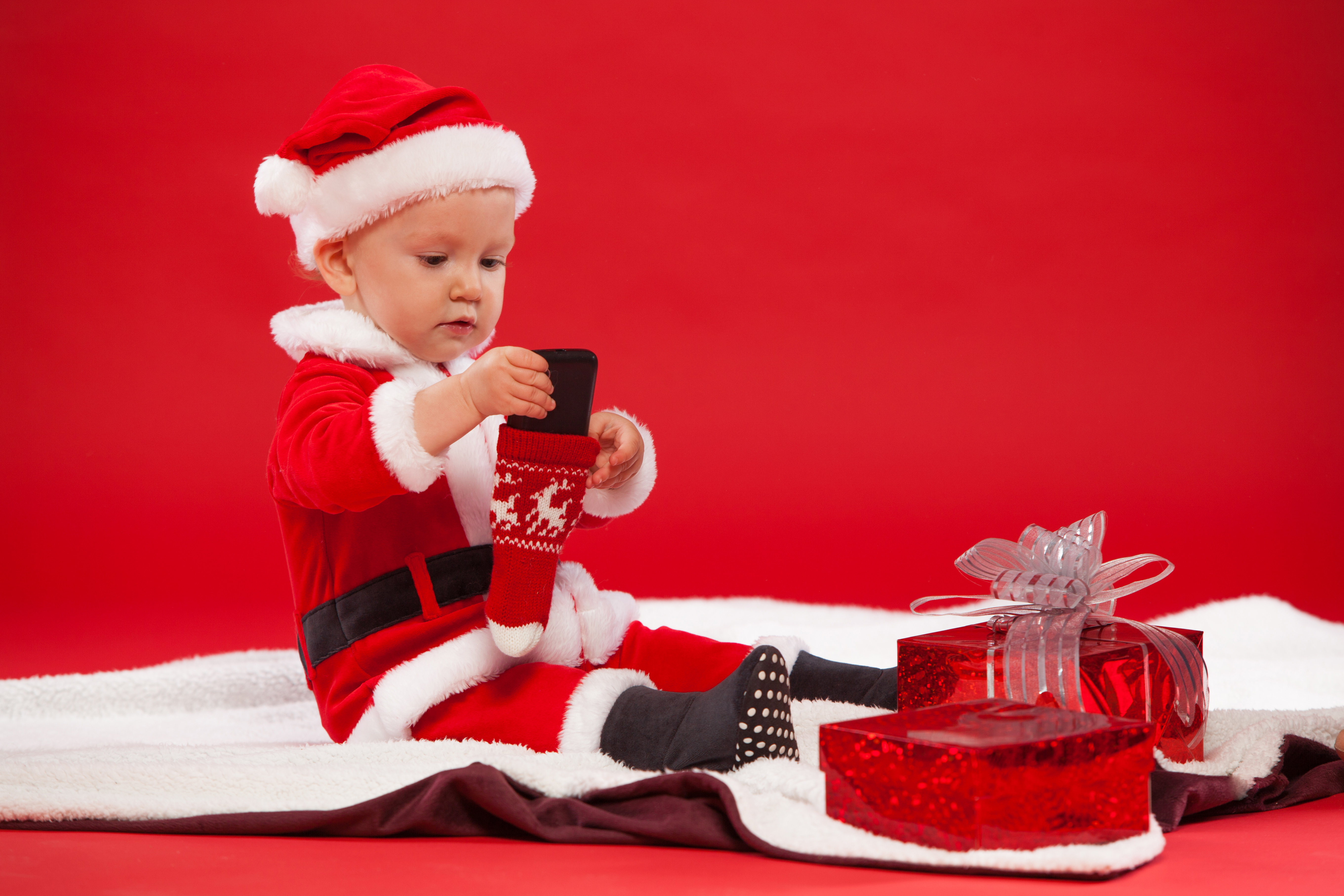 Скачать обои бесплатно Рождество, Малыш, Фотографии, Подарки, Шляпа Санты картинка на рабочий стол ПК