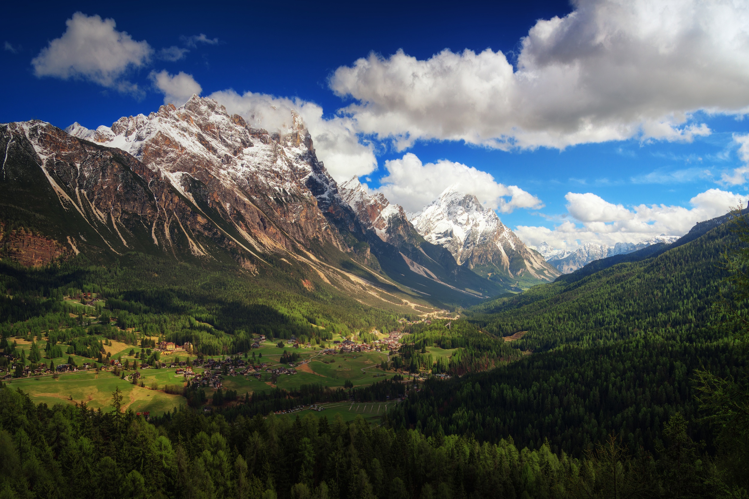Скачать картинку Италия, Альпы, Долина, Ландшафт, Доломитовые Альпы, Земля/природа в телефон бесплатно.