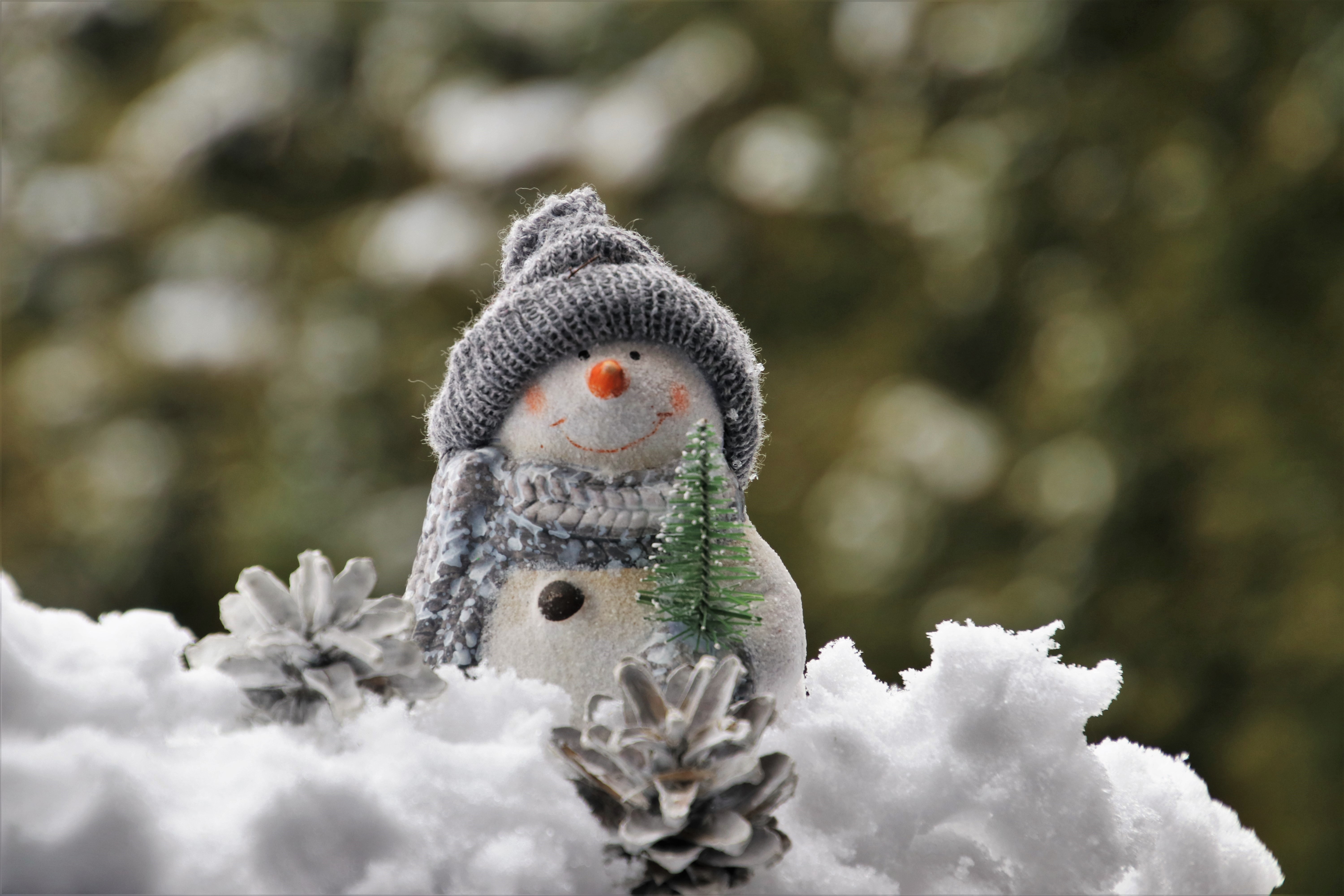 136709 завантажити шпалери новий рік, різдво, сніг, свята, іграшка, статуетка, сніговик, сніговика - заставки і картинки безкоштовно
