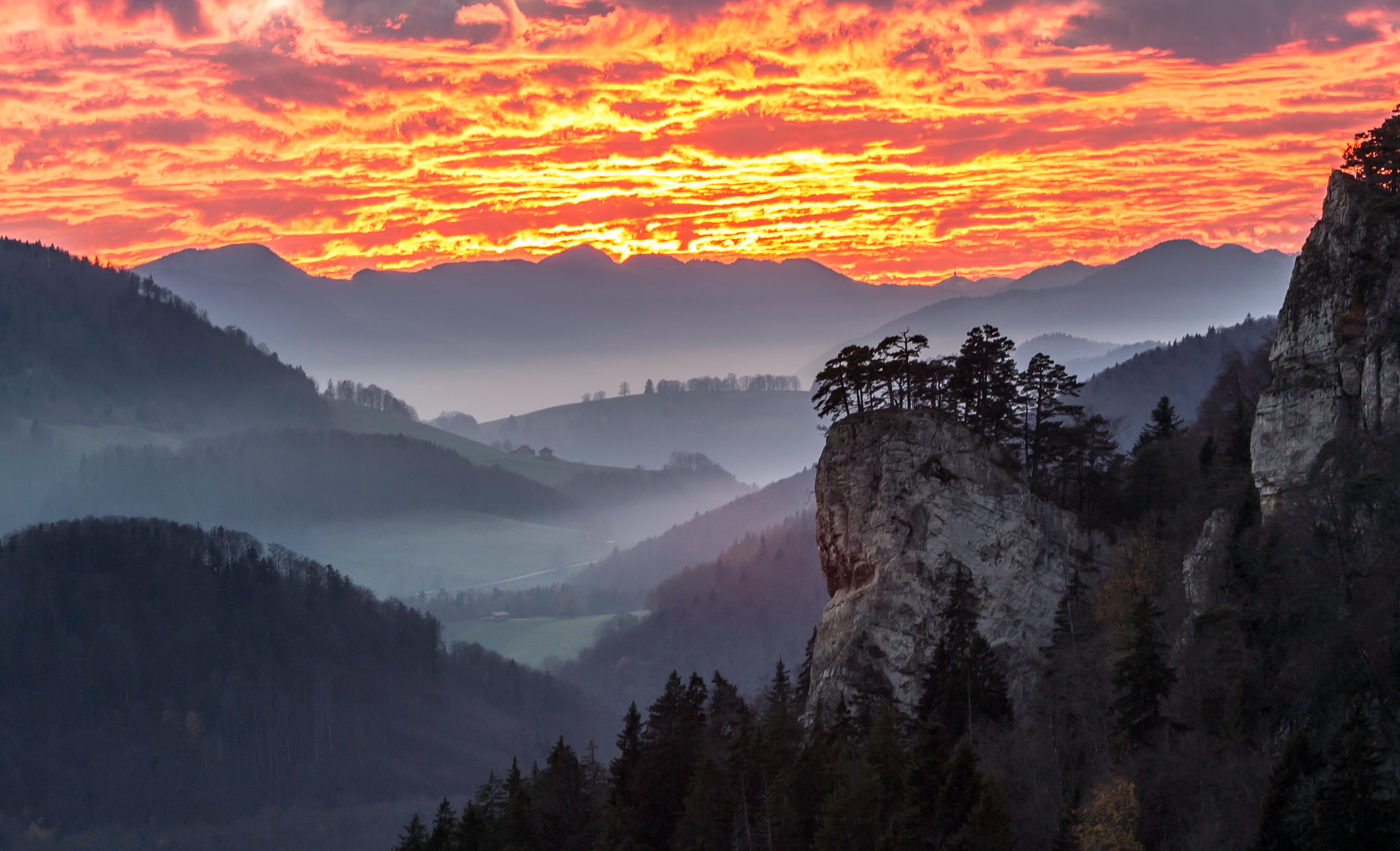 Handy-Wallpaper Mountains, Sky, Morgendämmerung, Nebel, Clouds, Natur kostenlos herunterladen.