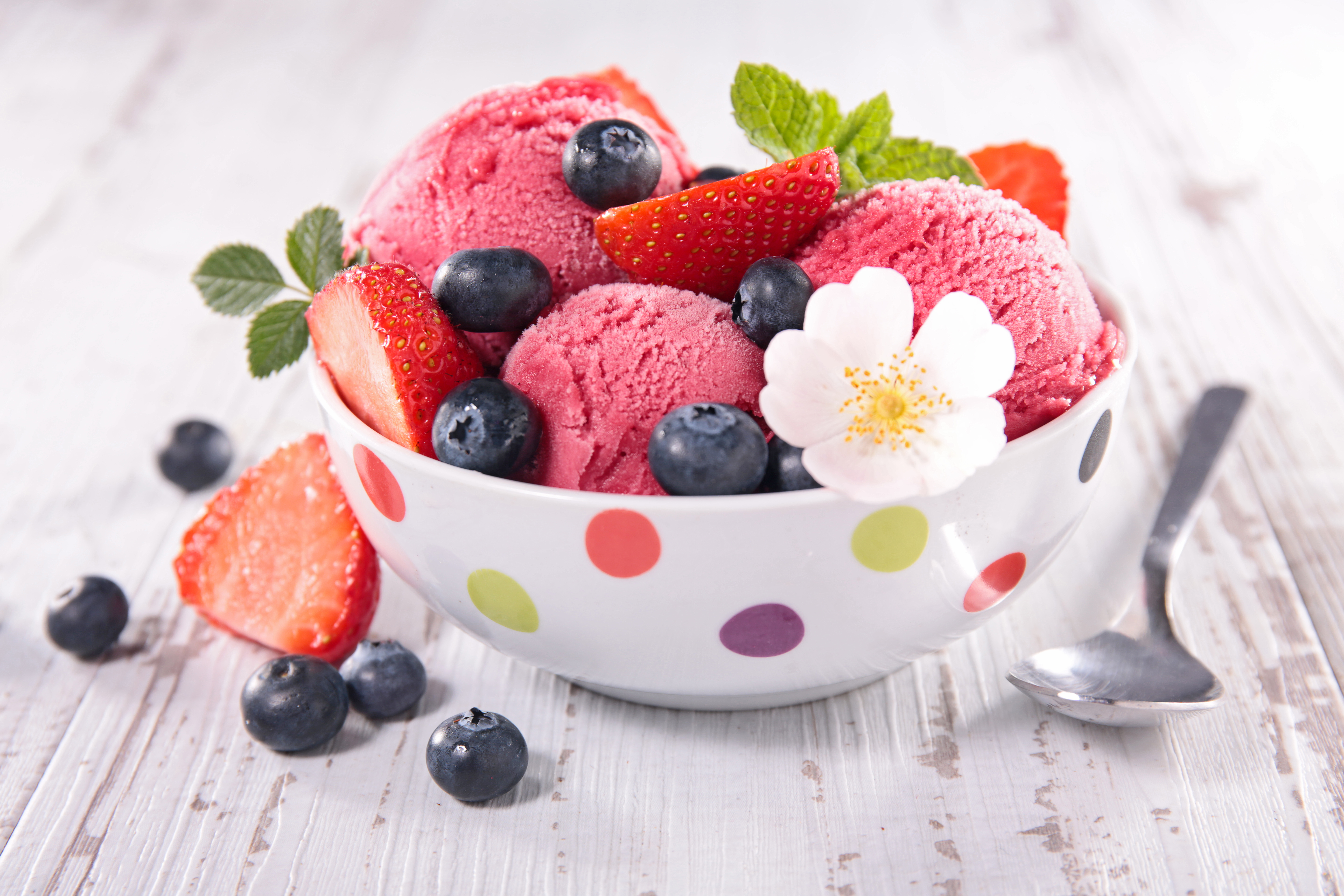Handy-Wallpaper Erdbeere, Frucht, Eiscreme, Heidelbeere, Nahrungsmittel kostenlos herunterladen.