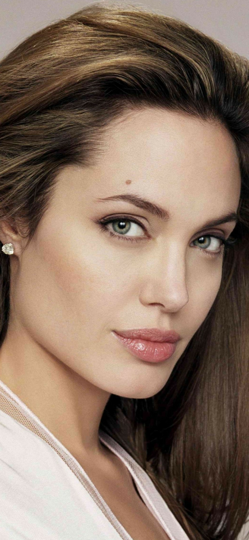 Download mobile wallpaper Angelina Jolie, Face, Brunette, American, Celebrity, Actress for free.