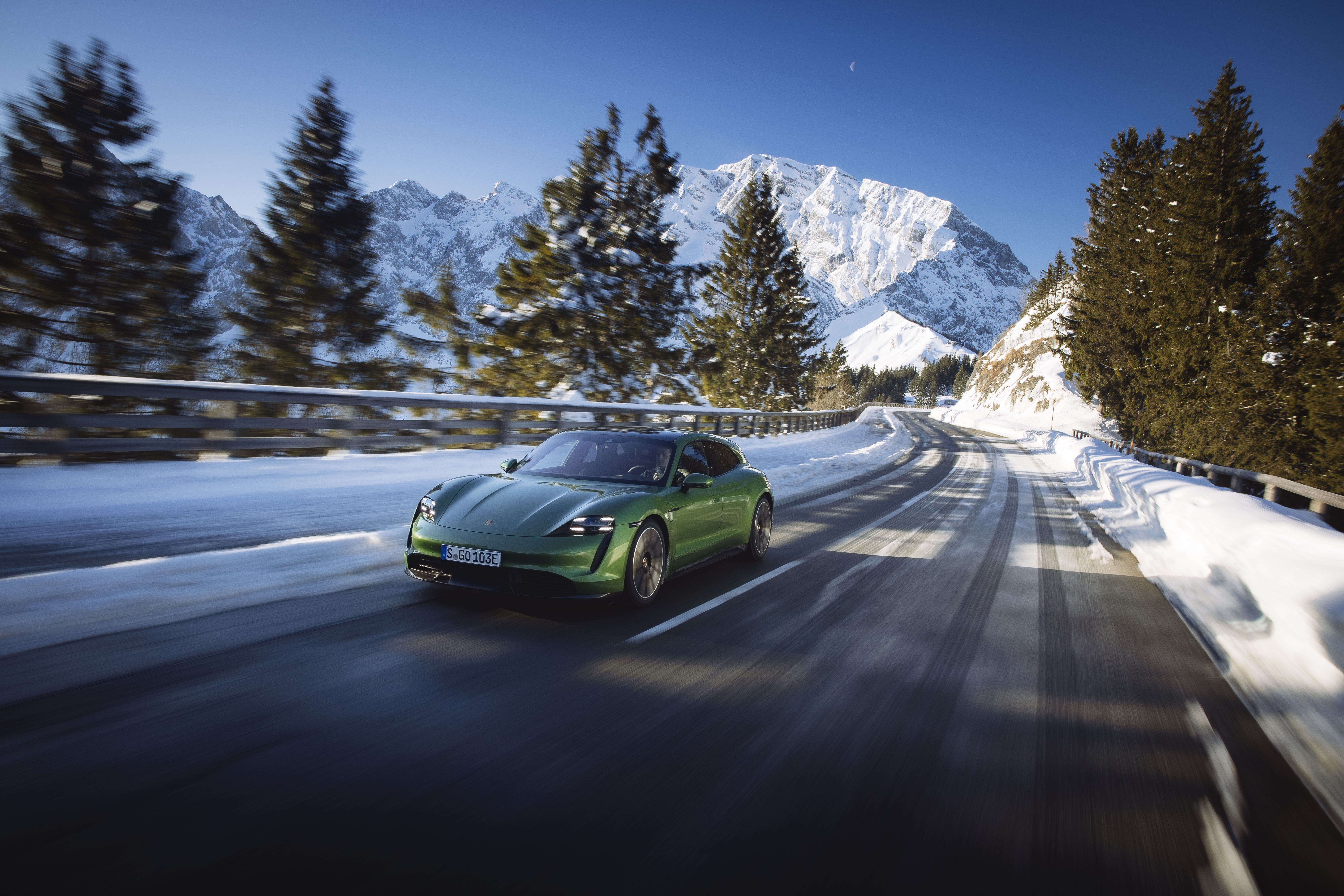 Handy-Wallpaper Porsche, Fahrzeuge, Grünes Auto, Porsche Taycan Turbo S kostenlos herunterladen.