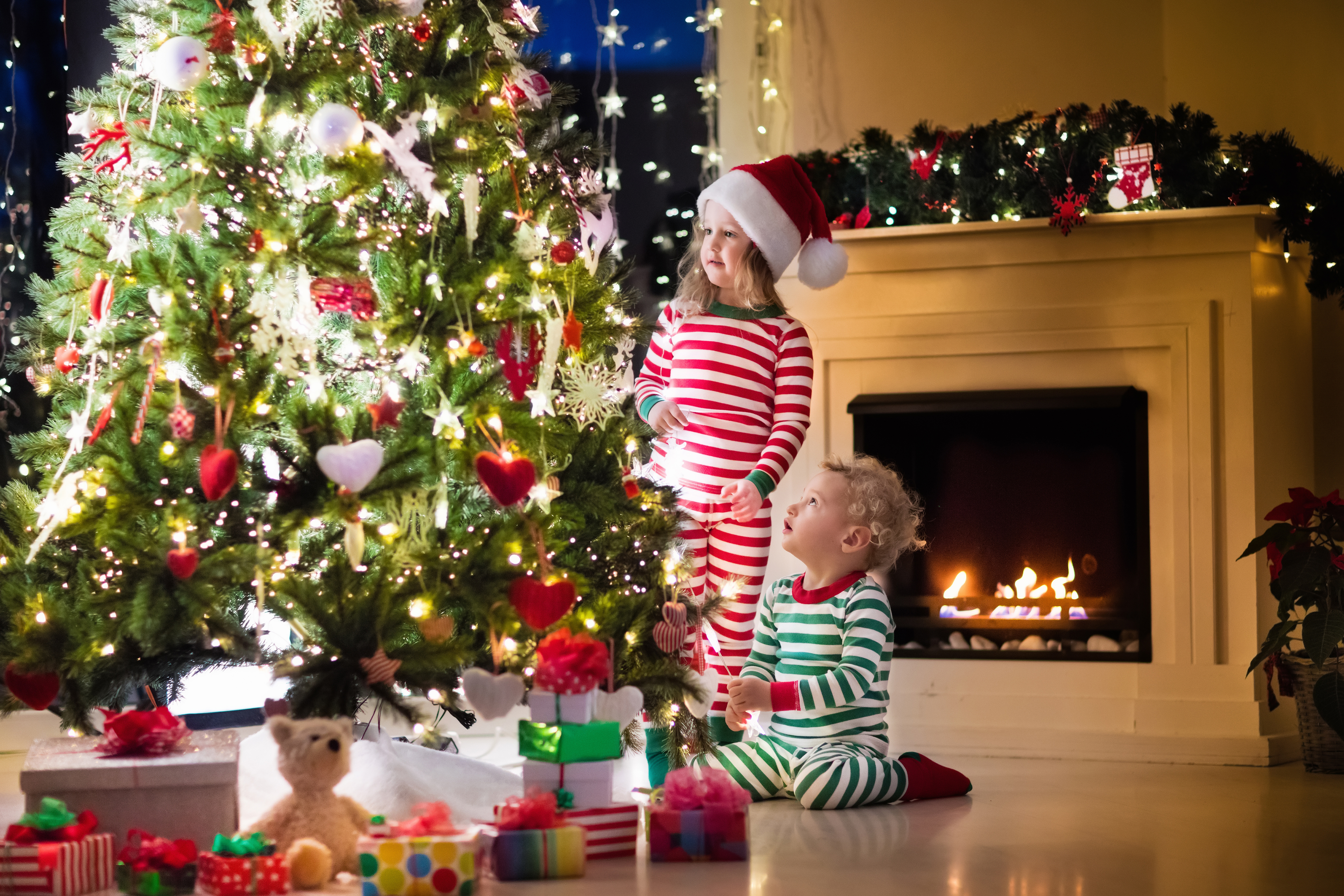 Téléchargez des papiers peints mobile Noël, Vacances, Cadeau, Enfant, Sapin De Noël, Cheminée, Chapeau De Père Noël, Petite Fille, Petit Garçon gratuitement.