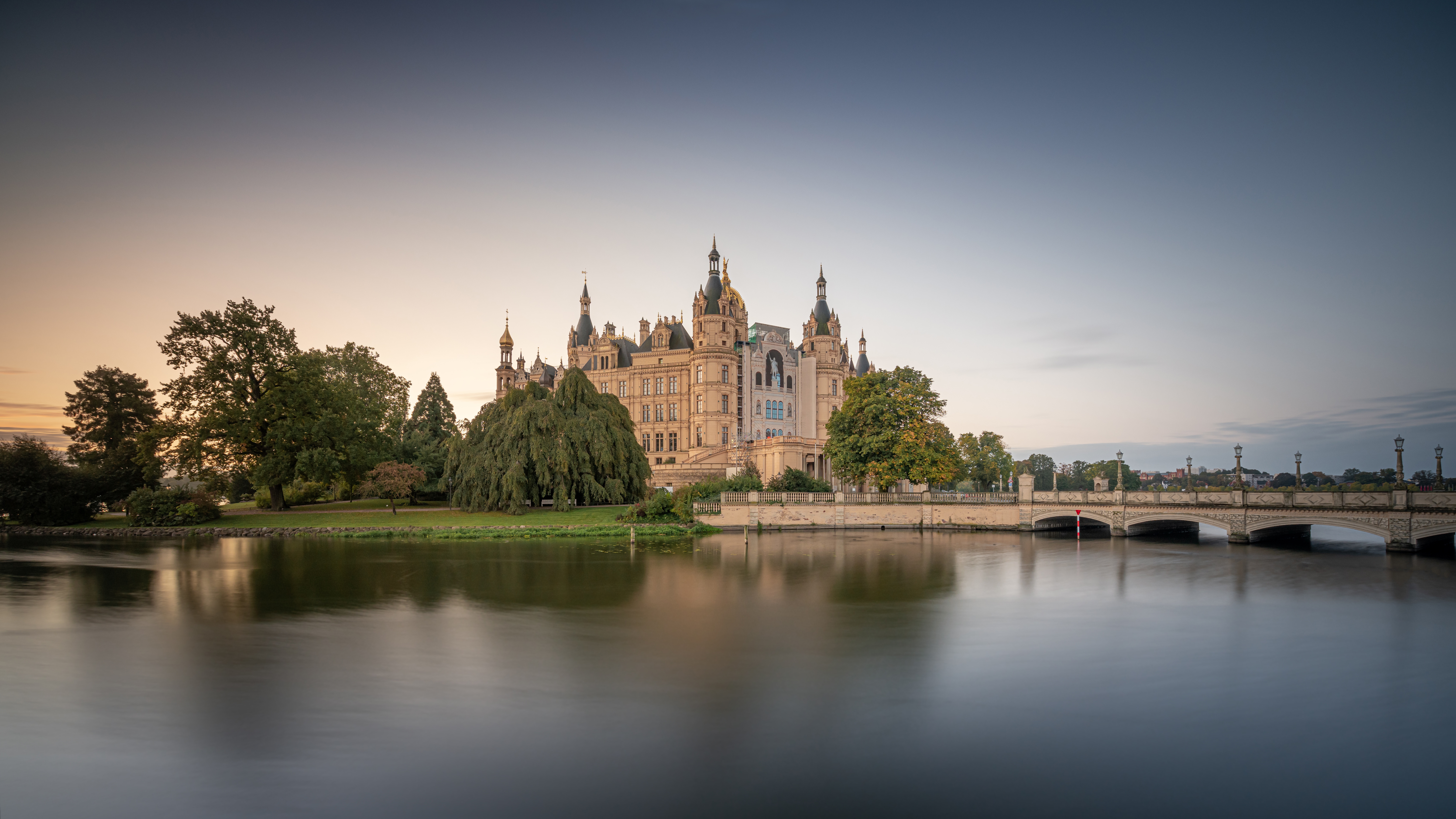 Handy-Wallpaper See, Brücke, Deutschland, Palast, Menschengemacht, Schloss, Schweriner Schloss, Paläste kostenlos herunterladen.