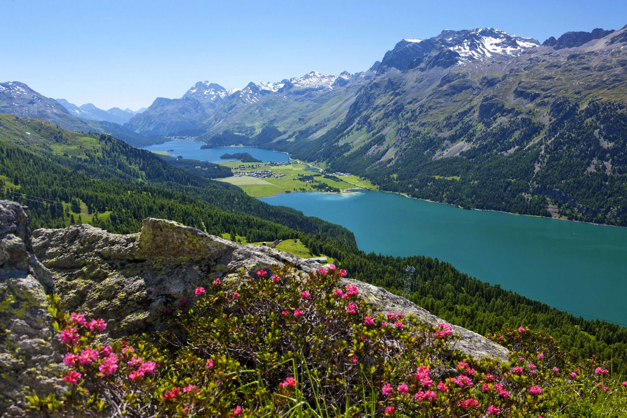 Скачать картинку Пейзаж, Гора, Озеро, Швейцария, Деревня, Весна, Фотографии в телефон бесплатно.