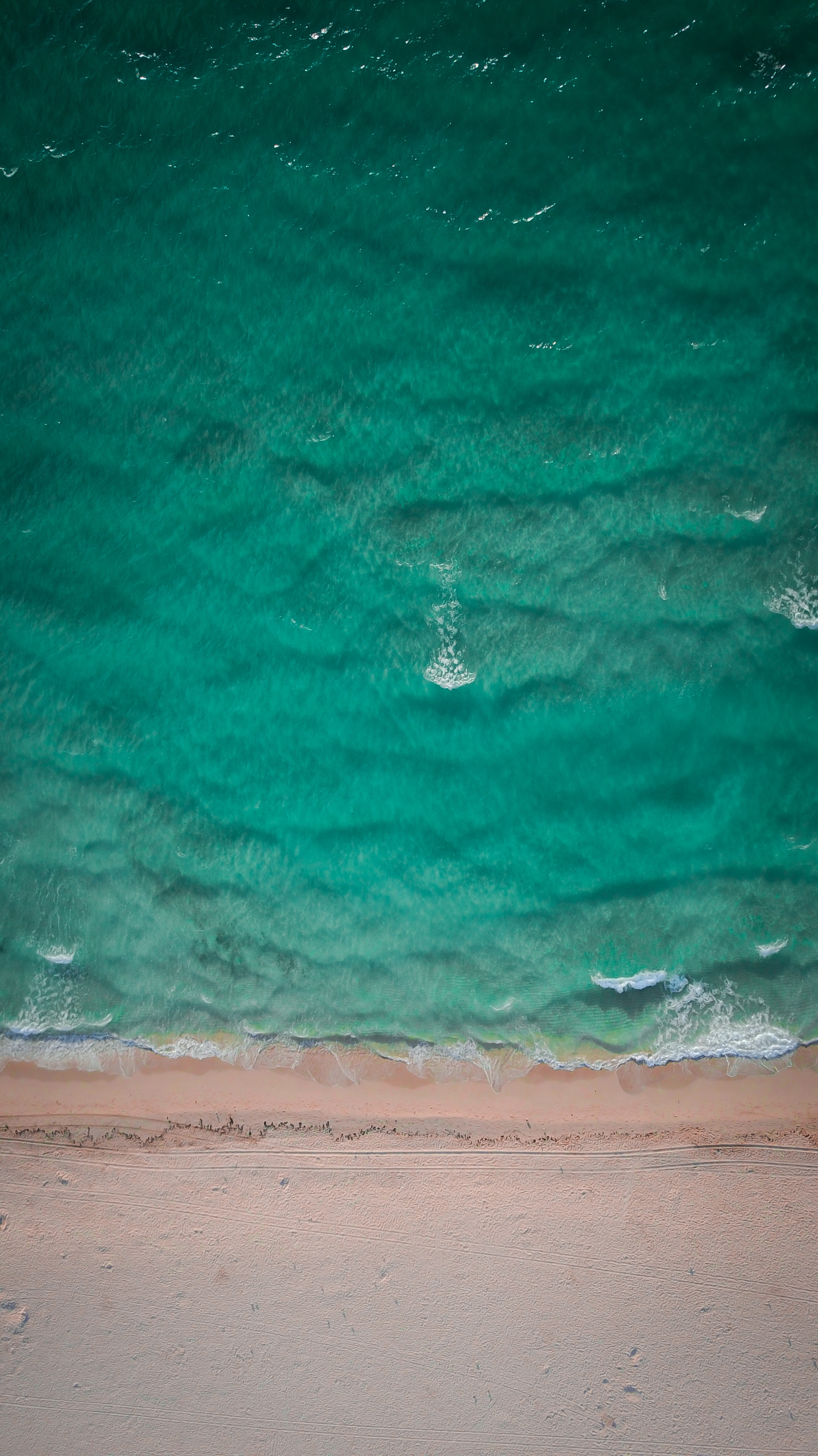 Скачать картинку Берег, Вид Сверху, Песок, Волна, Природа, Океан в телефон бесплатно.