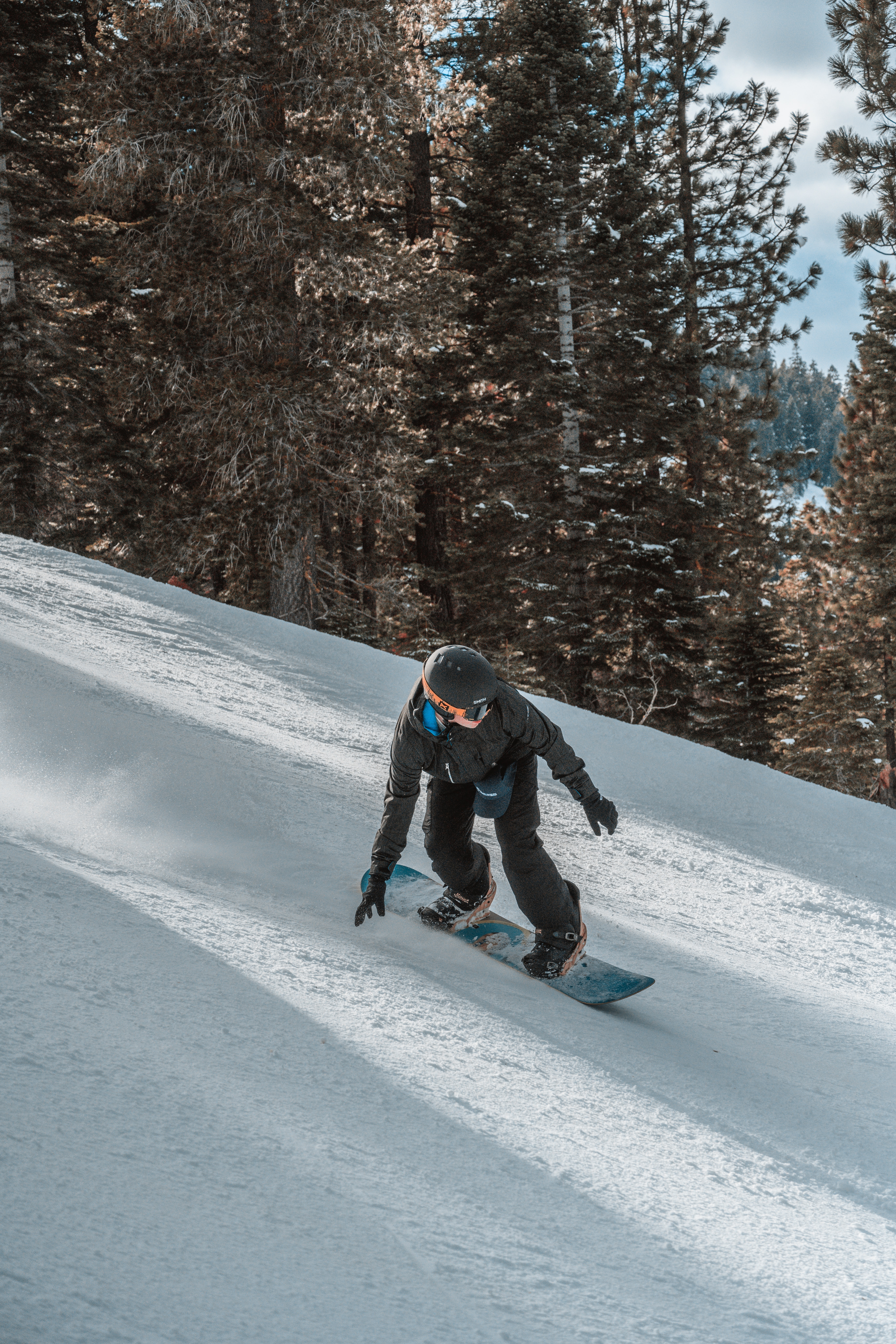 138550 télécharger l'image sport, neige, casque, pente, snowboard, planche à neige, snowboarder - fonds d'écran et économiseurs d'écran gratuits
