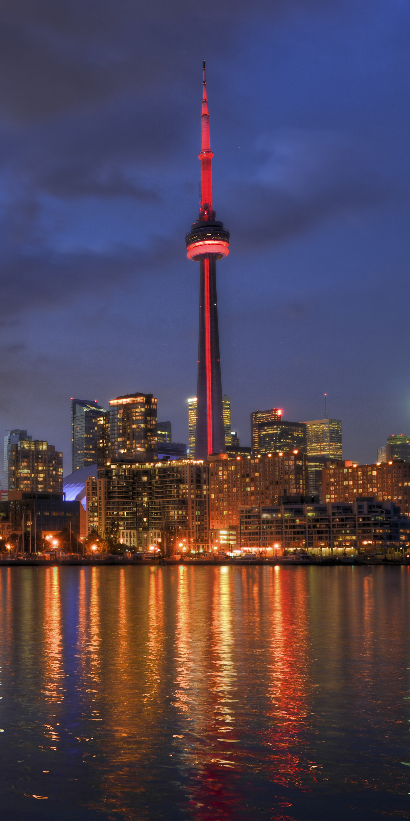 Laden Sie das Städte, Stadt, Wolkenkratzer, Gebäude, Kanada, Turm, Toronto, Nacht, Menschengemacht, Großstadt, Spiegelung, Betrachtung-Bild kostenlos auf Ihren PC-Desktop herunter