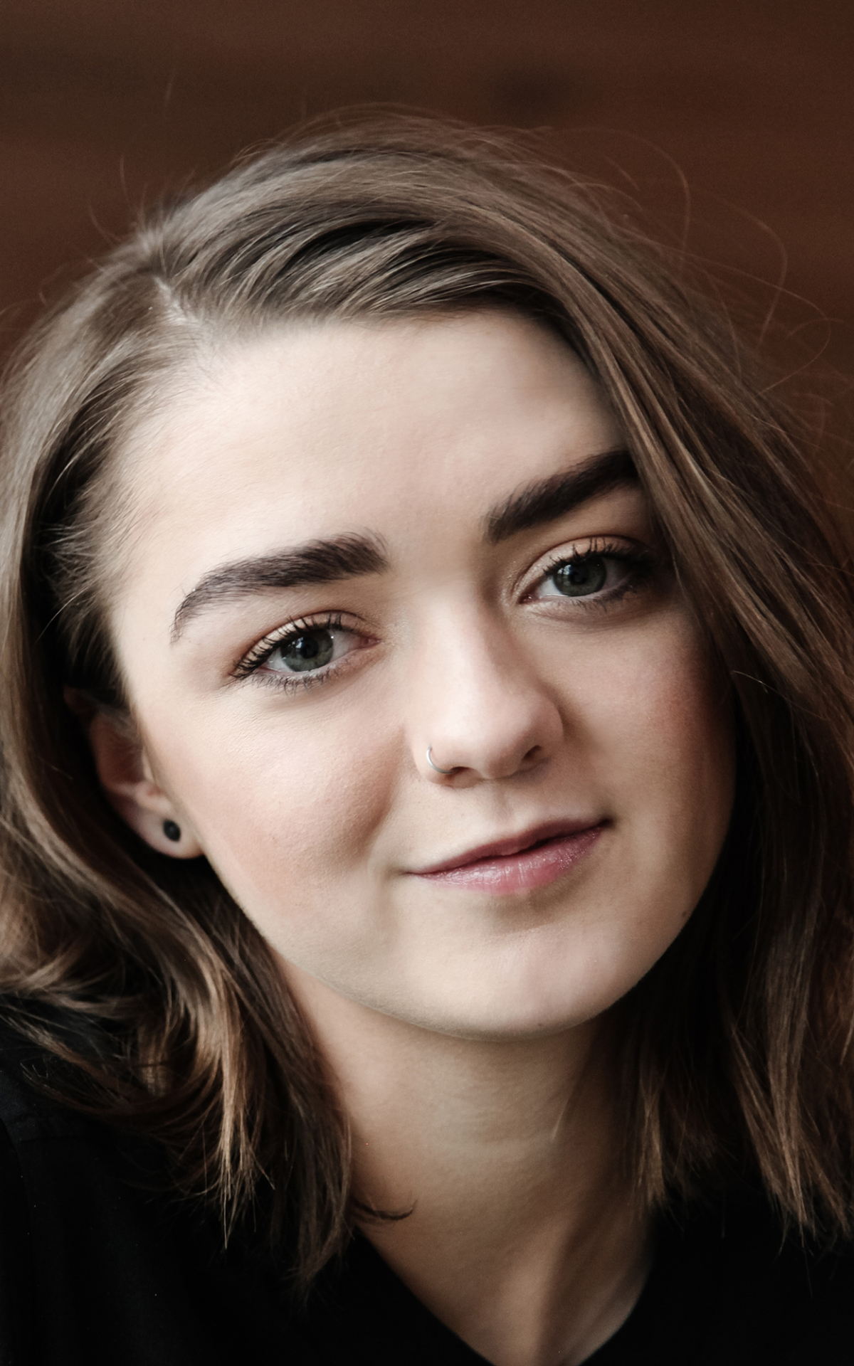 Download mobile wallpaper English, Face, Brunette, Celebrity, Actress, Maisie Williams for free.