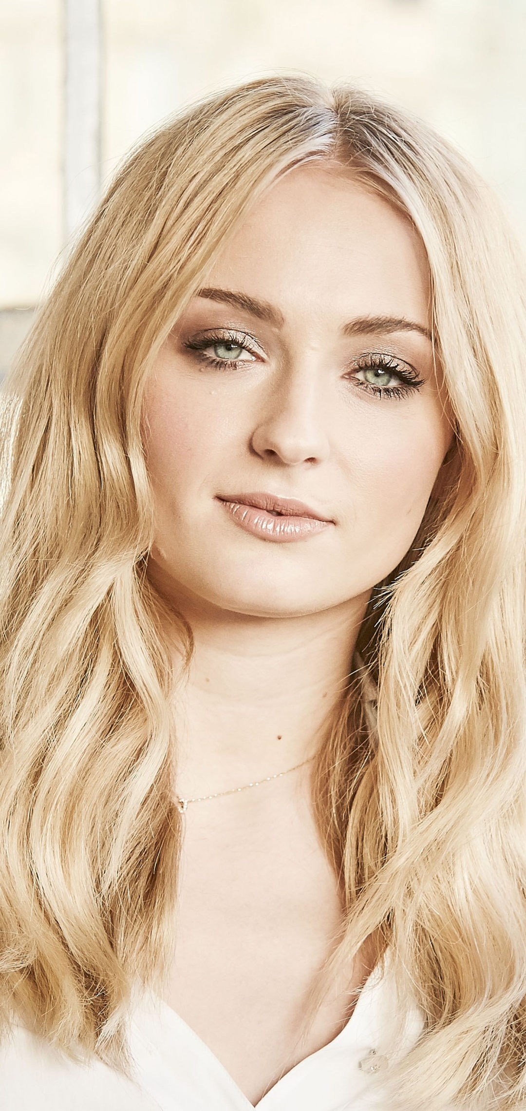 Download mobile wallpaper Blonde, English, Blue Eyes, Celebrity, Actress, Sophie Turner for free.