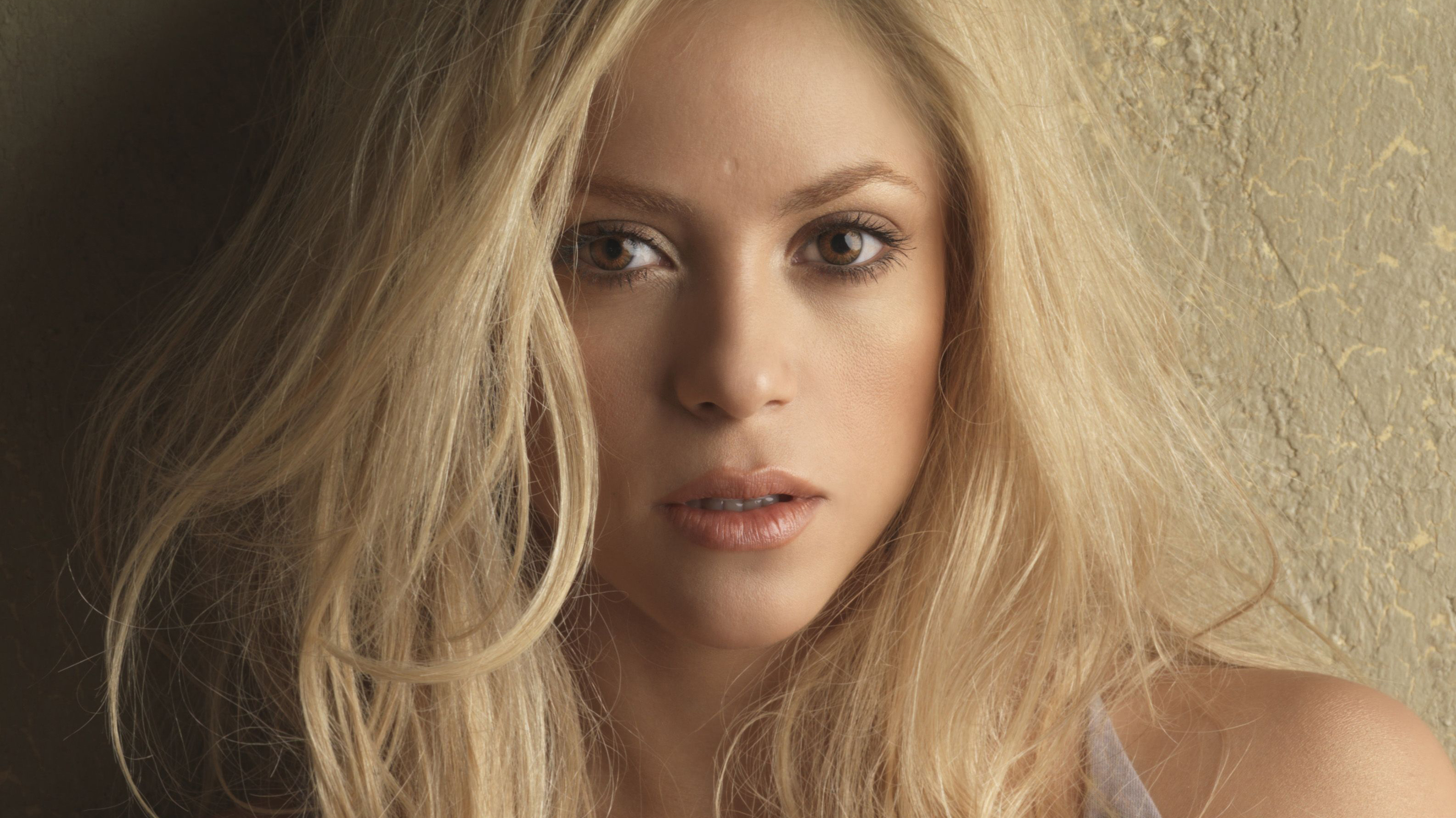Handy-Wallpaper Musik, Shakira, Sänger, Gesicht, Blondinen, Braune Augen, Kolumbianisch kostenlos herunterladen.
