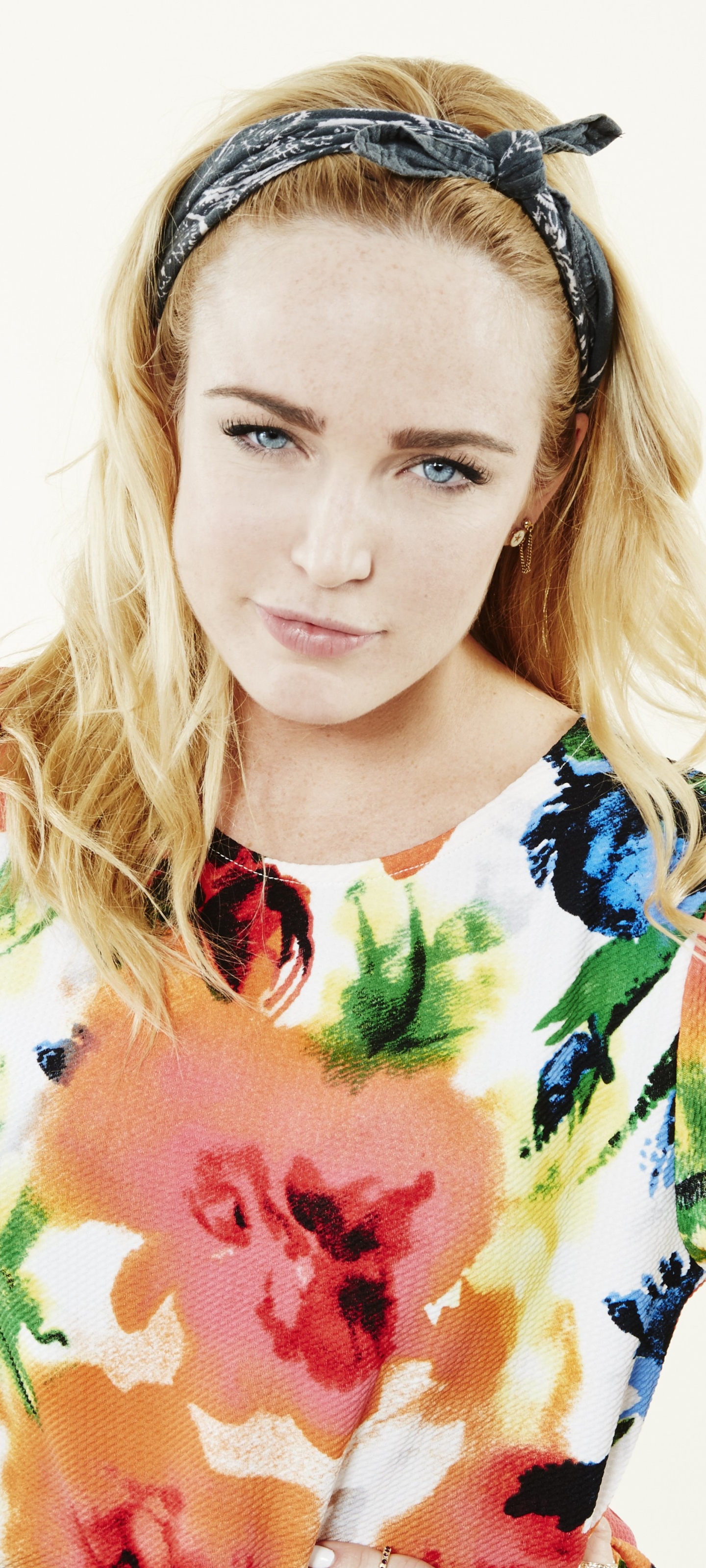 Download mobile wallpaper Blonde, Blue Eyes, American, Celebrity, Actress, Caity Lotz for free.