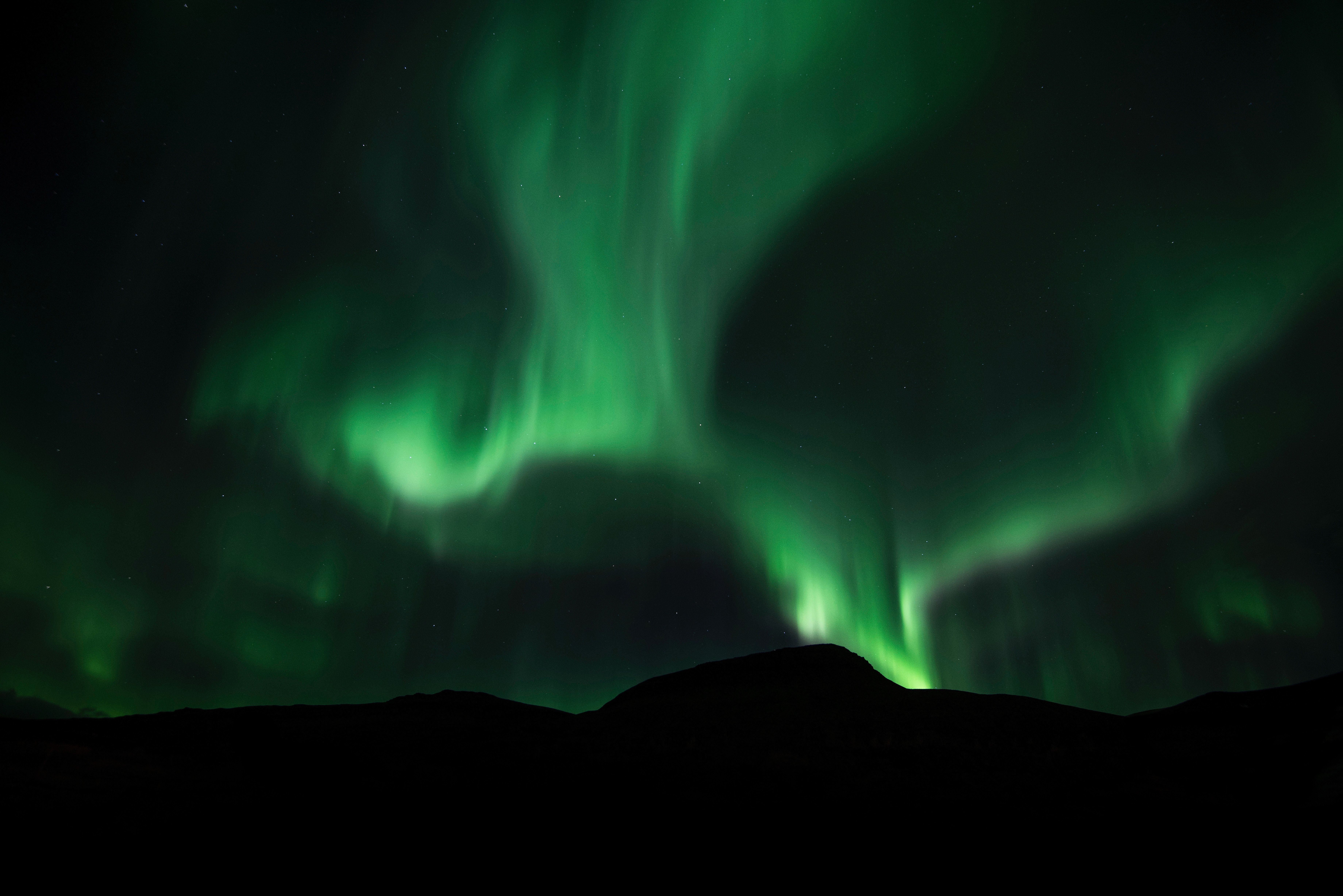 Laden Sie das Natur, Sky, Berg, Aurora, Übernachtung, Aurora Borealis, Nordlichter-Bild kostenlos auf Ihren PC-Desktop herunter