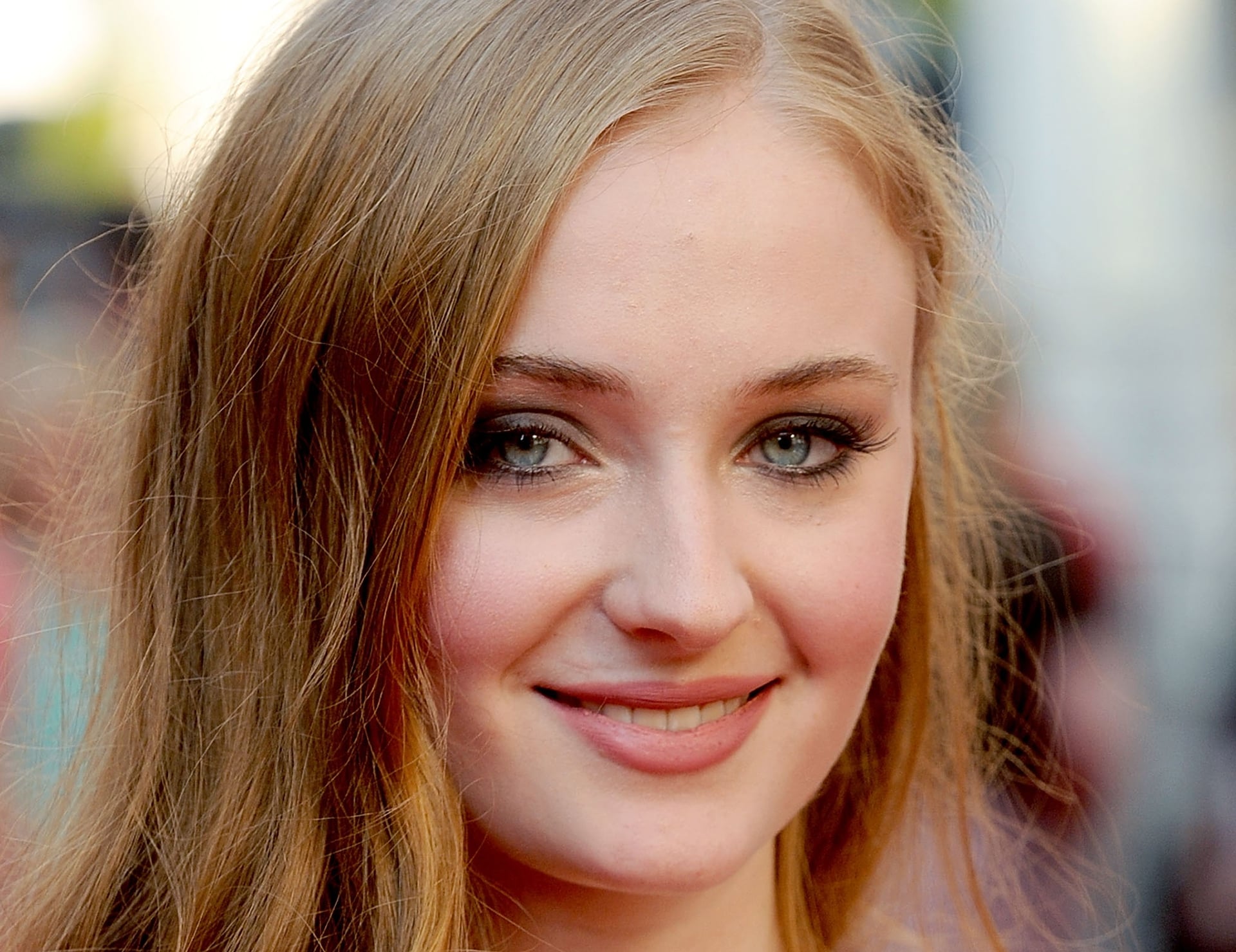 Download mobile wallpaper Smile, Redhead, Face, Blue Eyes, Celebrity, Actress, Sophie Turner for free.