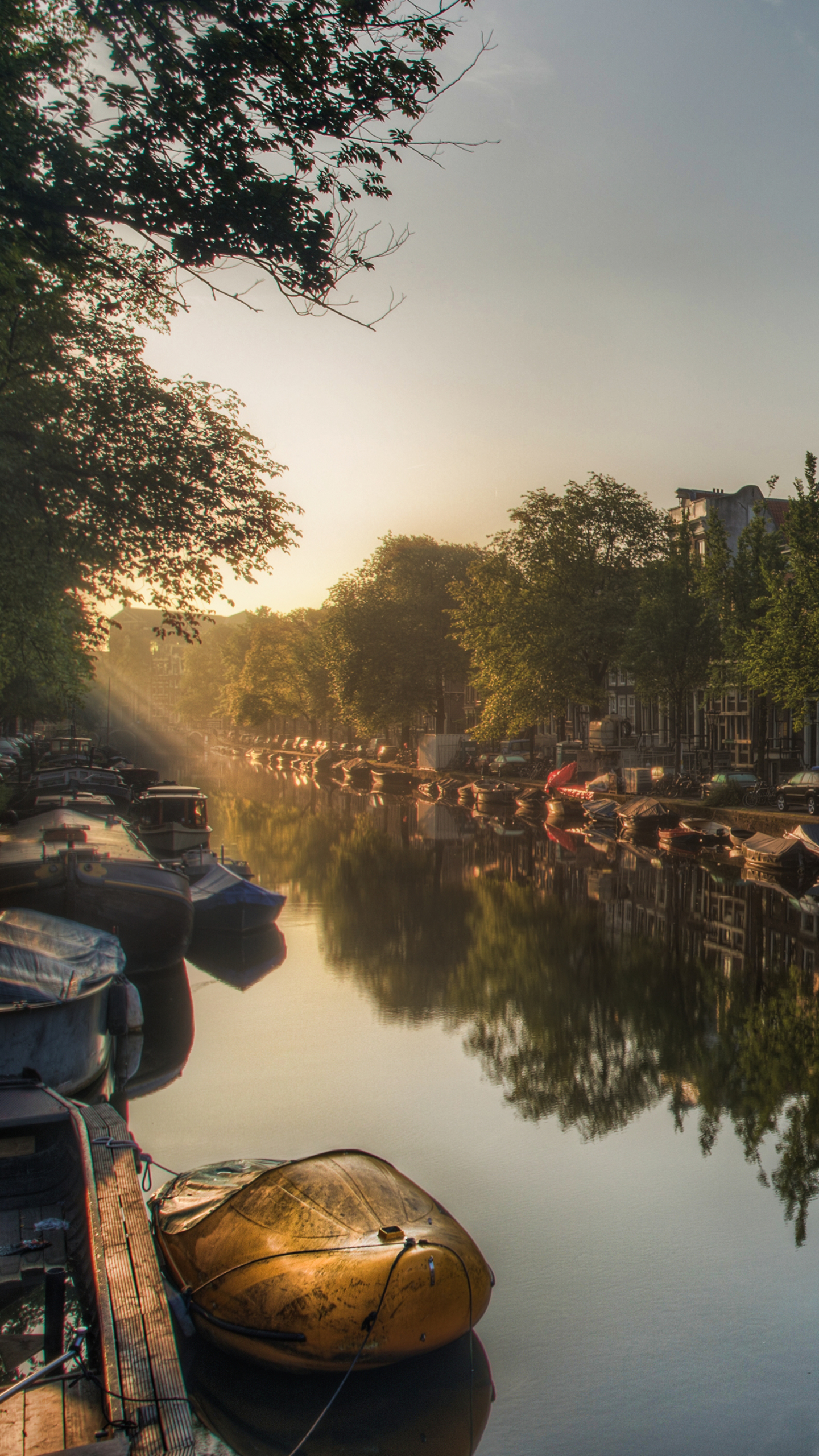 Descarga gratuita de fondo de pantalla para móvil de Ciudades, Reflexión, Barco, Países Bajos, Canal, Hecho Por El Hombre, Reflejo, Ámsterdam.