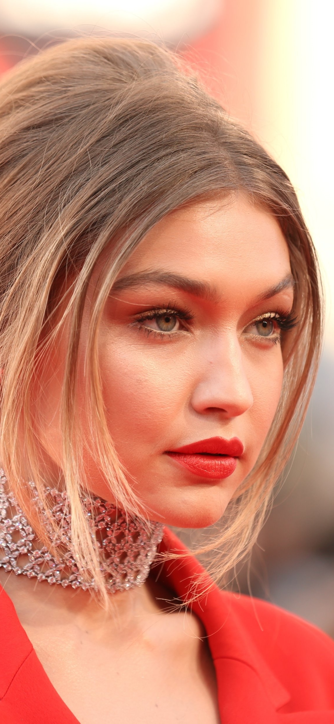 Descarga gratuita de fondo de pantalla para móvil de Rubio, Collar, Modelo, Americano, Celebridades, Rubia, Lápiz Labial, Gigi Hadid.